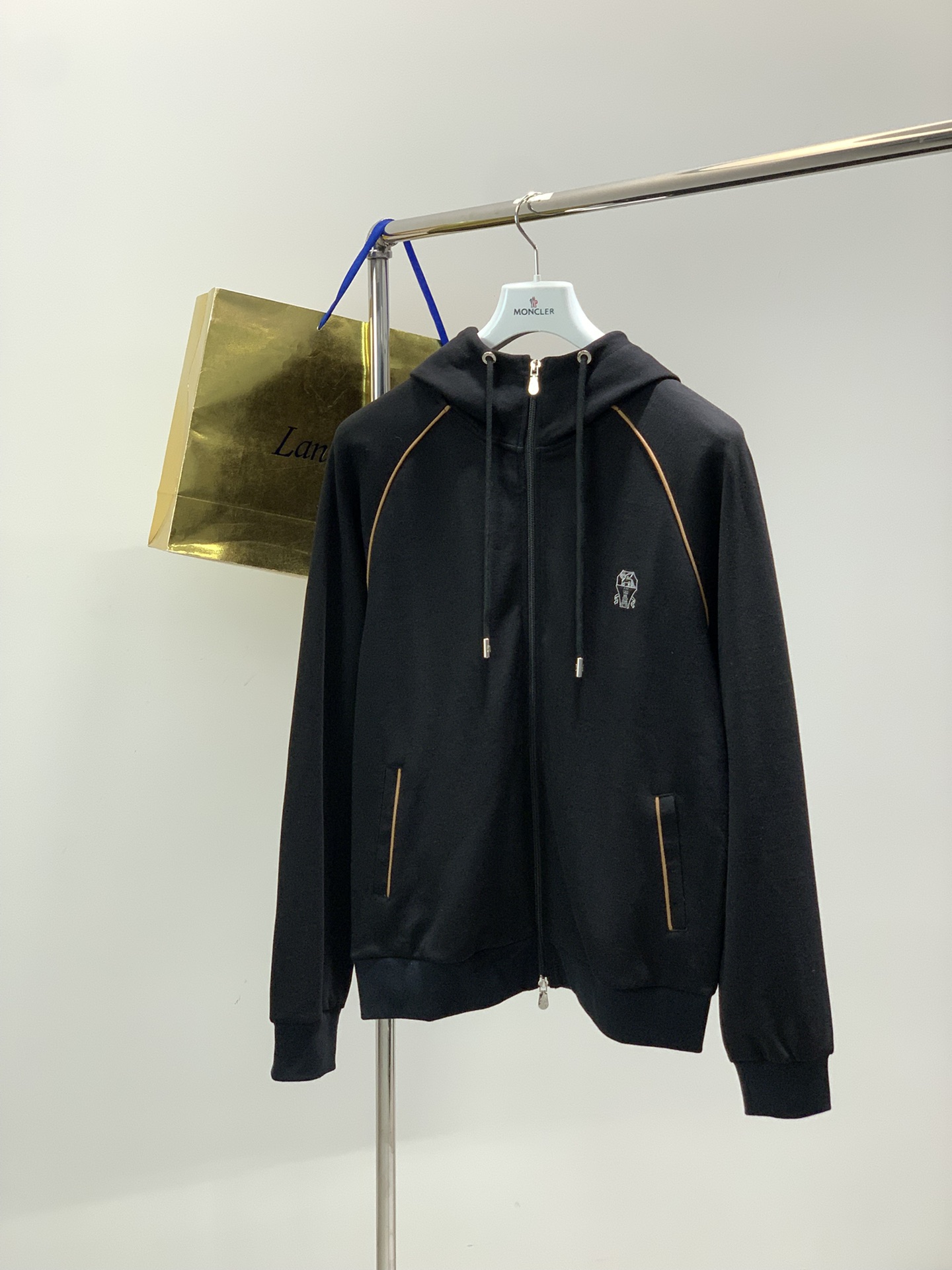 NO:650931,Clothes, pants P, Italian Lion, fashion brand, new autumn products, fashionable casual suits, available at counters, original goods, imported original fabrics, unique design, elegant and high-end color matching, remarkable interior details, top embroidery crafts letter pattern logo, original hardware accessories decoration, extremely high grade, comfortable and breathable, handsome upper body, 3 colors recommended, size M-3XL,,  19860909衣服,裤子P,意大利神狮,时尚品牌,秋季新品,时尚休闲套装,专柜同步有售,原单狠货,采用进口原版面料,独特设计,配色高雅高级,内里细节可圈可点,顶级刺绣工艺字母图案logo,原版五金辅料装饰,档次极高,舒适透气,上身帅气,3色推荐,码数M-3XL,, ,Men's clothing