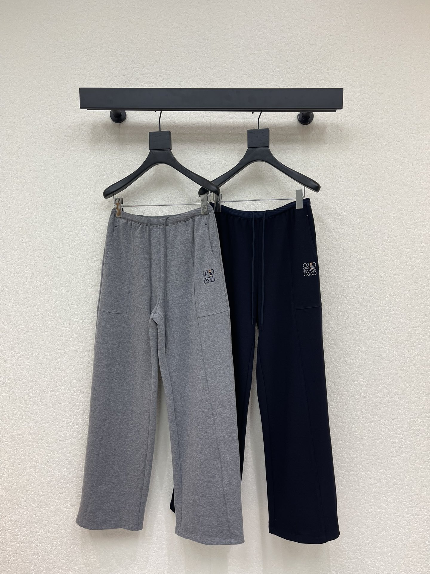 NO:656136,Loew*25 new drawstring wide-leg straight trousers. Customized YB imported cotton material, the fabric is soft and comfortable, draped and stylish, high-waisted drawstring wide-leg trousers version, using elastic webbing with thread pits to decorate the waist, with totem embroidery logo on the waist and shoulder, kitten cartoon pattern in dark and light colors  The collision creates a relaxed and western style. The brand style instantly improves and is easy to control. The three-dimensional tailoring accommodates and modifies the leg shape, highlighting the style. It is full of high street fashion style. A pair of versatile trousers for every season, suitable for daily vacation and dating. SML,, loewe, alexander  wang19860909Loew*25新款抽绳阔腿直筒长裤.定制YB进口棉纶材质,面料柔挺舒适,垂顺有型,高腰抽绳阔腿长裤版型,利用螺纹坑条款的松紧织带装点腰身处,配合腰挎处图腾刺绣徽标,小猫卡通图案深浅色碰撞,打造出松弛洋气风格,品牌格调瞬间提升,轻松驾驭,立体裁剪包容修饰腿型,彰显格调,穿出满满的高街时髦风格,一条换季百搭长裤,度假约会日常.SML,,loewe,alexander wang,Women's clothing