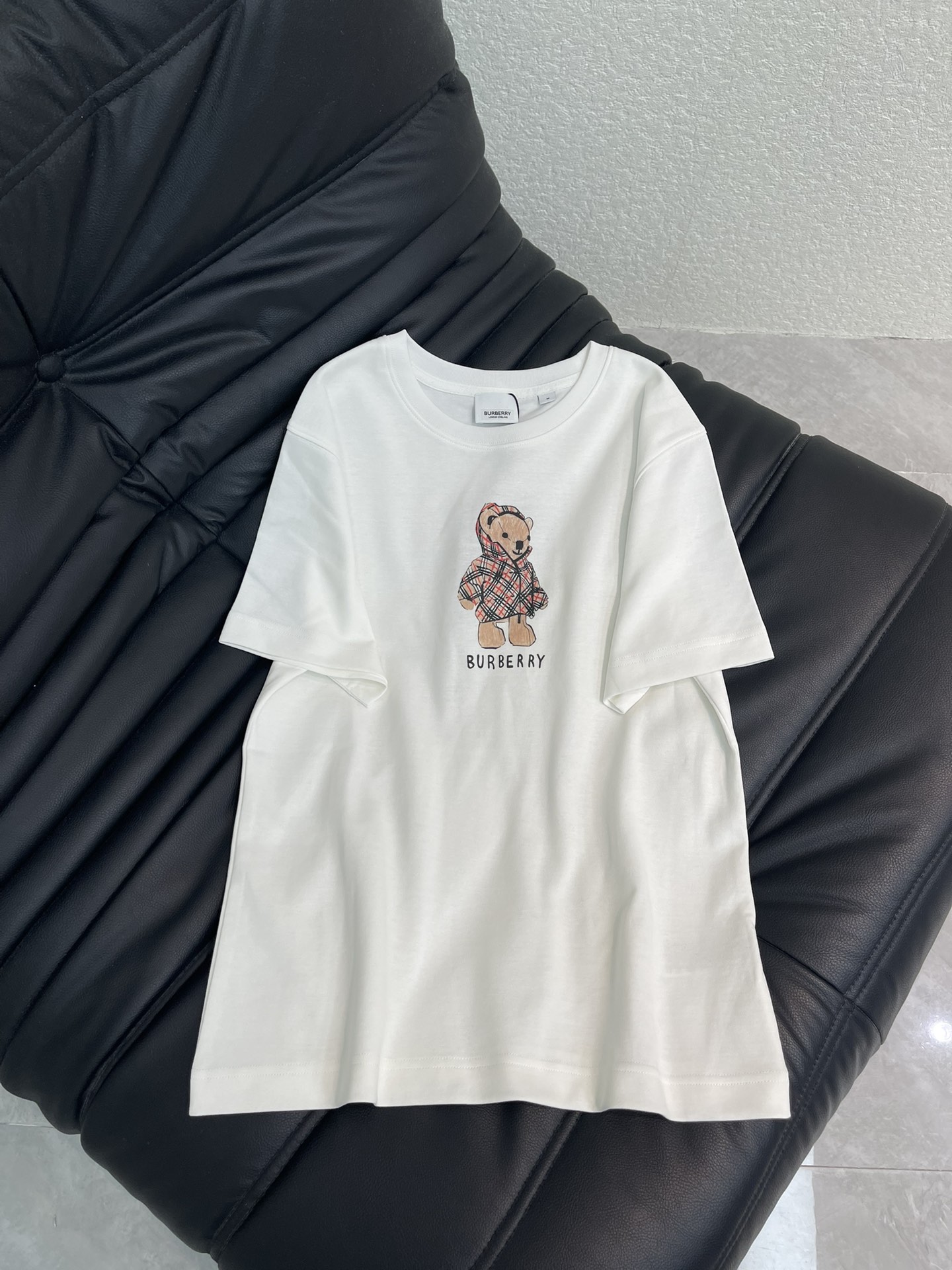 NO:658548,Burberr*26 new spring and summer plaid bear cartoon print short-sleeved T-shirt. Pure cotton fabric. High-density fashionable sports style. Every daily wear. Playful and age-reducing design elements full of vitality. High quality. Size SML A,,burberry,T-shirt,tees,t-shirt,alexander wang19860909Burberr*26春夏新款格子小熊卡通印花短袖T恤 纯棉面料 高密度时髦运动风 每个日常的穿搭 俏皮减龄充满元气的设计元素 高品质 尺码SML A,,burberry,T-shirt,tees，t-shirt,alexander wang,Women's clothing
