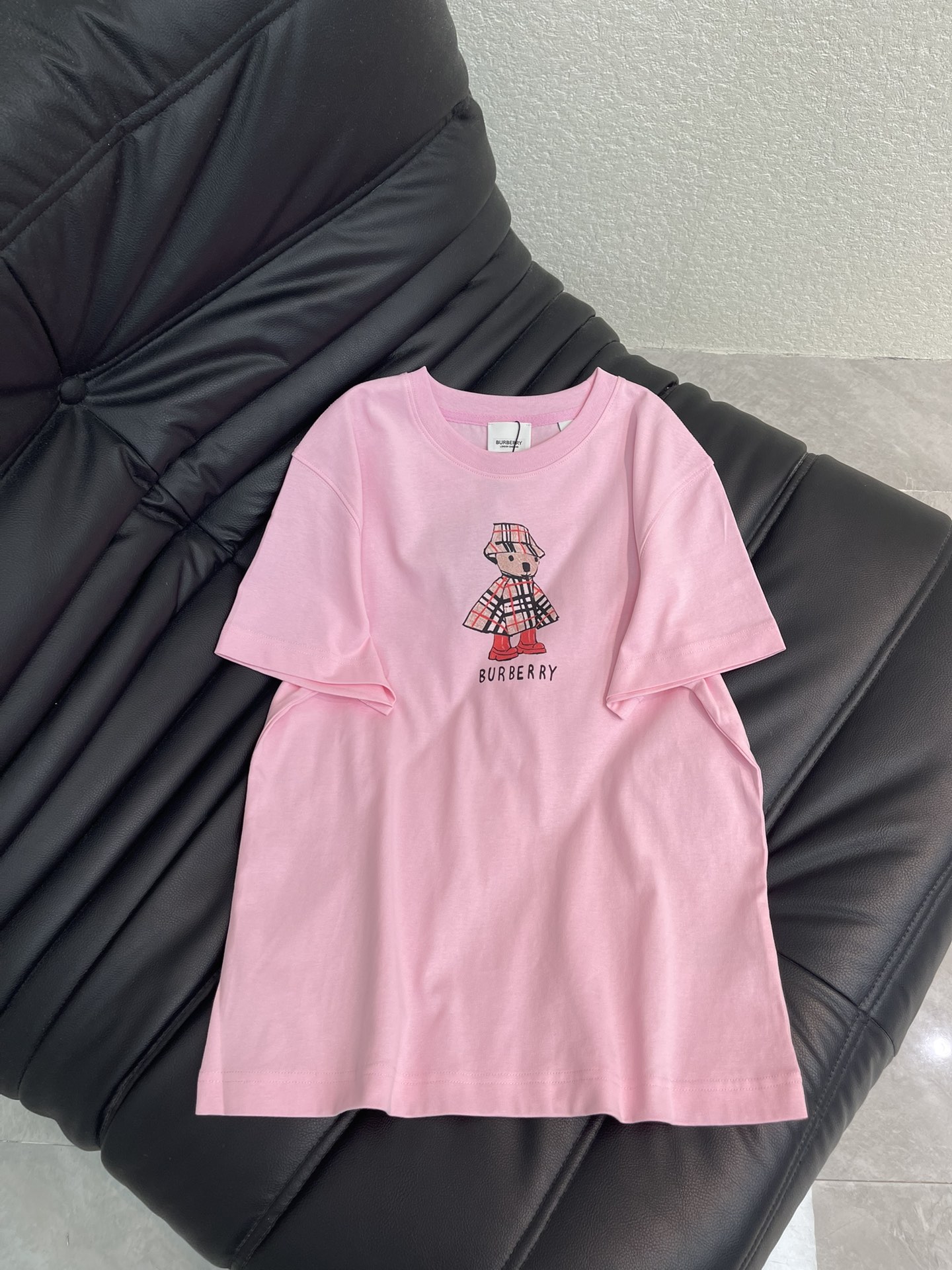 NO:730618,Burberr*26 new spring and summer plaid bear cartoon print short-sleeved T-shirt. Pure cotton fabric. High-density fashionable sports style. Every daily wear. Playful and age-reducing design elements full of vitality. High quality. Size SML A,,burberry,T-shirt,tees,t-shirt,19860909Burberr*26春夏新款格子小熊卡通印花短袖T恤 纯棉面料 高密度时髦运动风 每个日常的穿搭 俏皮减龄充满元气的设计元素 高品质 尺码SML A,,burberry,T-shirt,tees，t-shirt,,Women's clothing