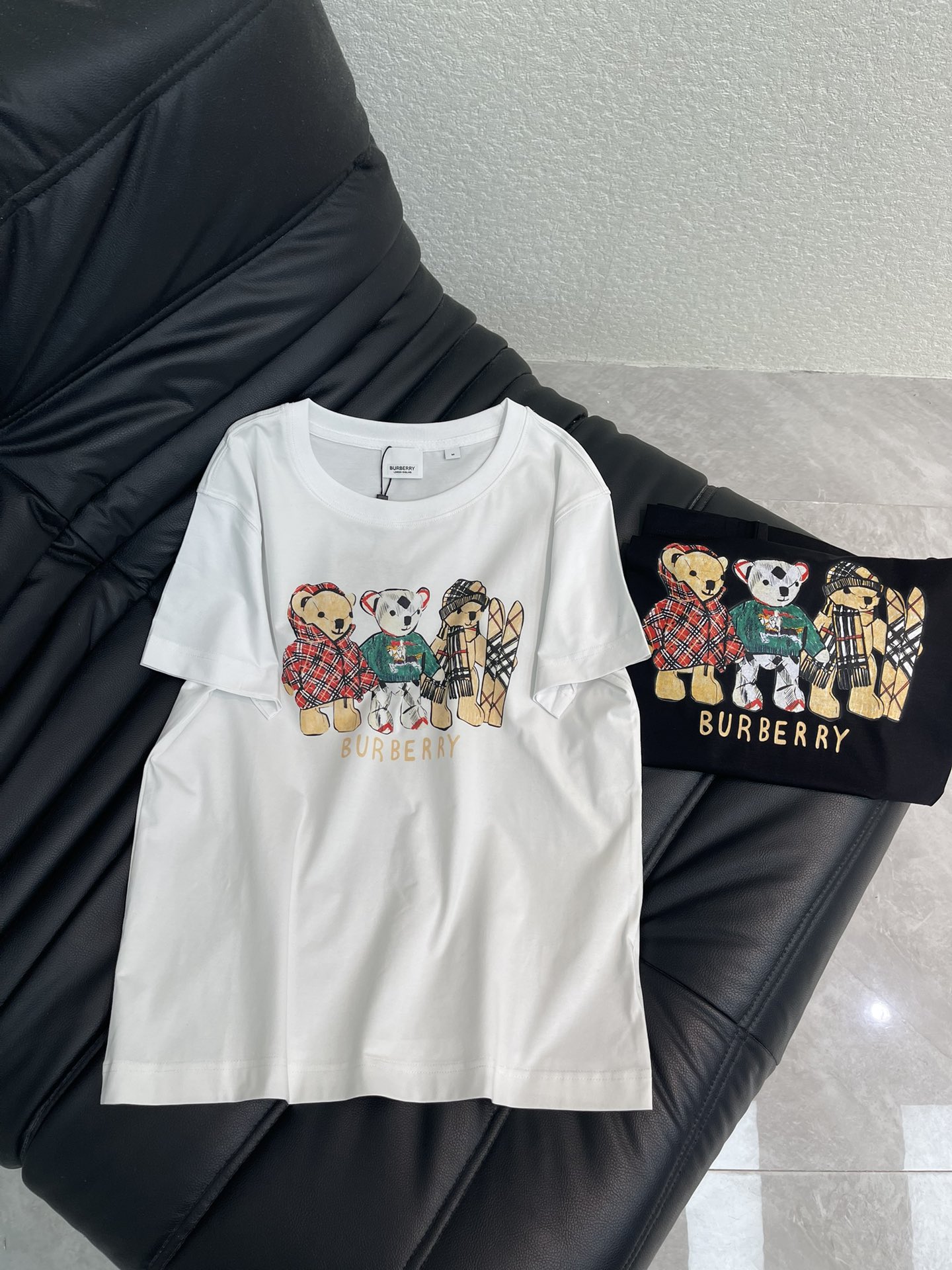 NO:658551,Burberr*26 new spring and summer plaid bear cartoon print short-sleeved T-shirt. Pure cotton fabric. High-density fashionable sports style. Every daily wear. Playful and age-reducing design elements full of vitality. High quality. Sizes SML, burberry, T-shirt, tees, t-shirt, alexander wang19860909Burberr*26春夏新款格子小熊卡通印花短袖T恤 纯棉面料 高密度时髦运动风 每个日常的穿搭 俏皮减龄充满元气的设计元素 高品质 尺码SML,,burberry,T-shirt,tees，t-shirt,alexander wang,Women's clothing