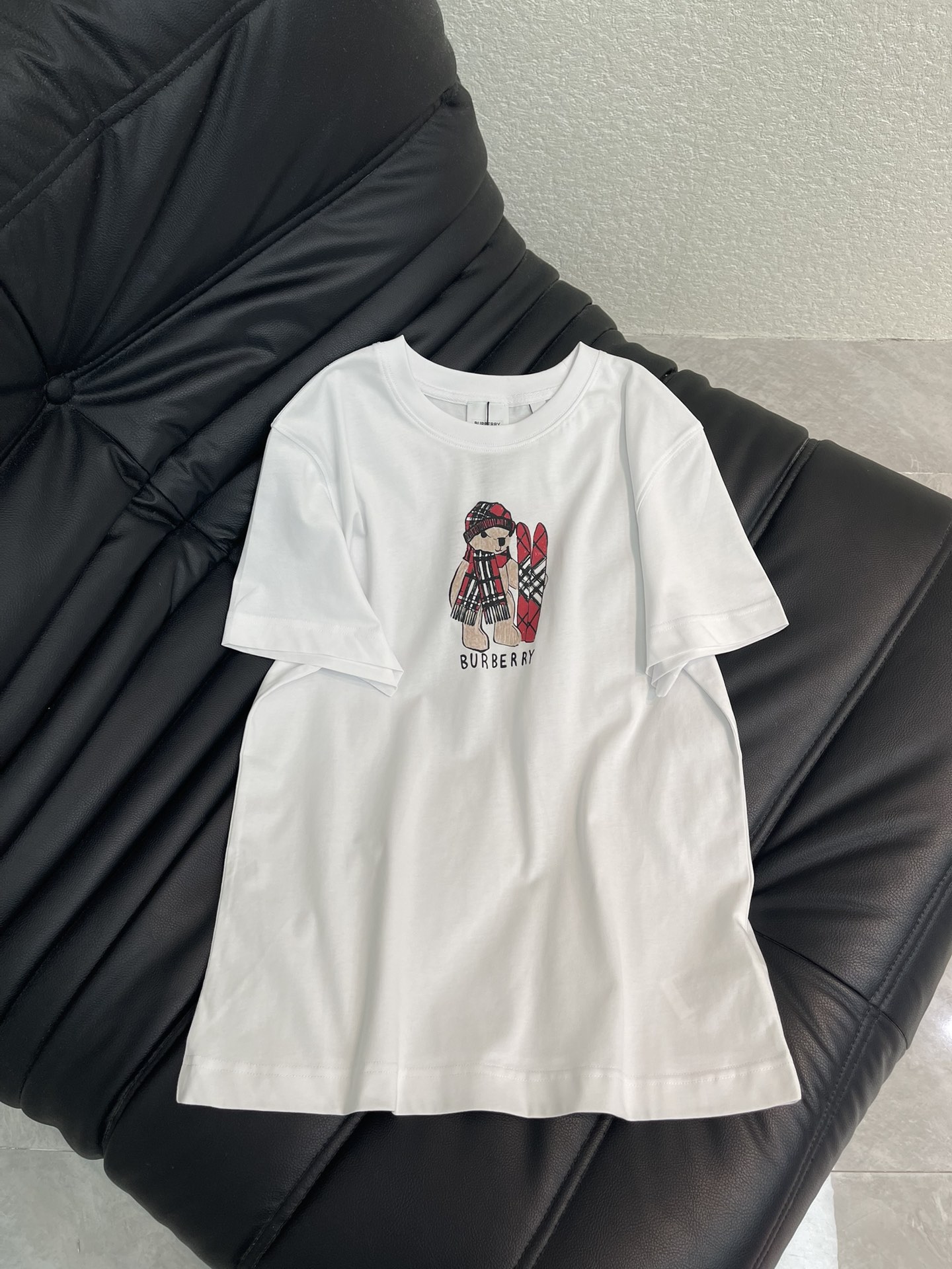 NO:730624,Burberr*26 new spring and summer plaid bear cartoon print short-sleeved T-shirt. Pure cotton fabric. High-density fashionable sports style. Every daily wear. Playful and age-reducing design elements full of vitality. High quality. Size SML AA,,burberry,T-shirt,tees,t-shirt,19860909Burberr*26春夏新款格子小熊卡通印花短袖T恤 纯棉面料 高密度时髦运动风 每个日常的穿搭 俏皮减龄充满元气的设计元素 高品质 尺码SML AA,,burberry,T-shirt,tees，t-shirt,,Women's clothing