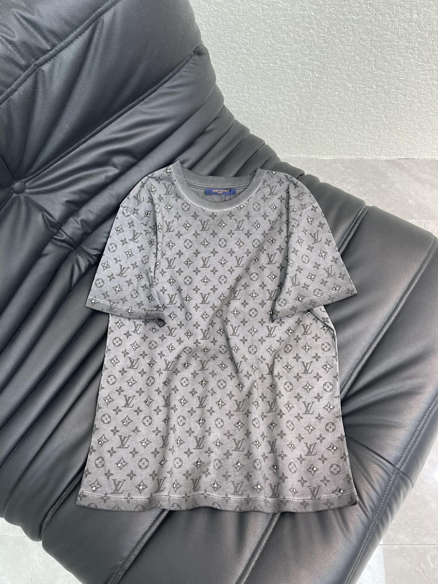 NO:656141,Louis Vuitto*26 new spring and summer distressed washed printed short-sleeved T-shirt. Customized YB twill cotton material, high-end texture, comfortable and soft, round neck, loose short-sleeved version, all-over four-leaf clover letter style, staggered embellishments of willow decoration and collision, with reflection and refraction, creating a three-dimensional effect, more design sense, the neckline is decorated with threads, showing a high-end tonality, the version is not picky on body shape and age, and the wear is casual and fashionable. SML,, louis  vuitton,T-shirt,tees,t-shirt,alexander wang19860909Louis Vuitto*26春夏新款做旧水洗印花短袖T恤.定制YB斜纹全棉材质,质感高级,舒适柔软,圆领宽松短袖版型,通体满铺四叶草字母风格,错位点缀柳丁装饰碰撞,随反光折射,打造立体效果,更具设计感,领口包边以螺纹修饰,彰显高级调性,版型不挑身材年龄,穿搭休闲时髦.SML,,louis vuitton,T-shirt,tees，t-shirt,alexander wang,Women's clothing