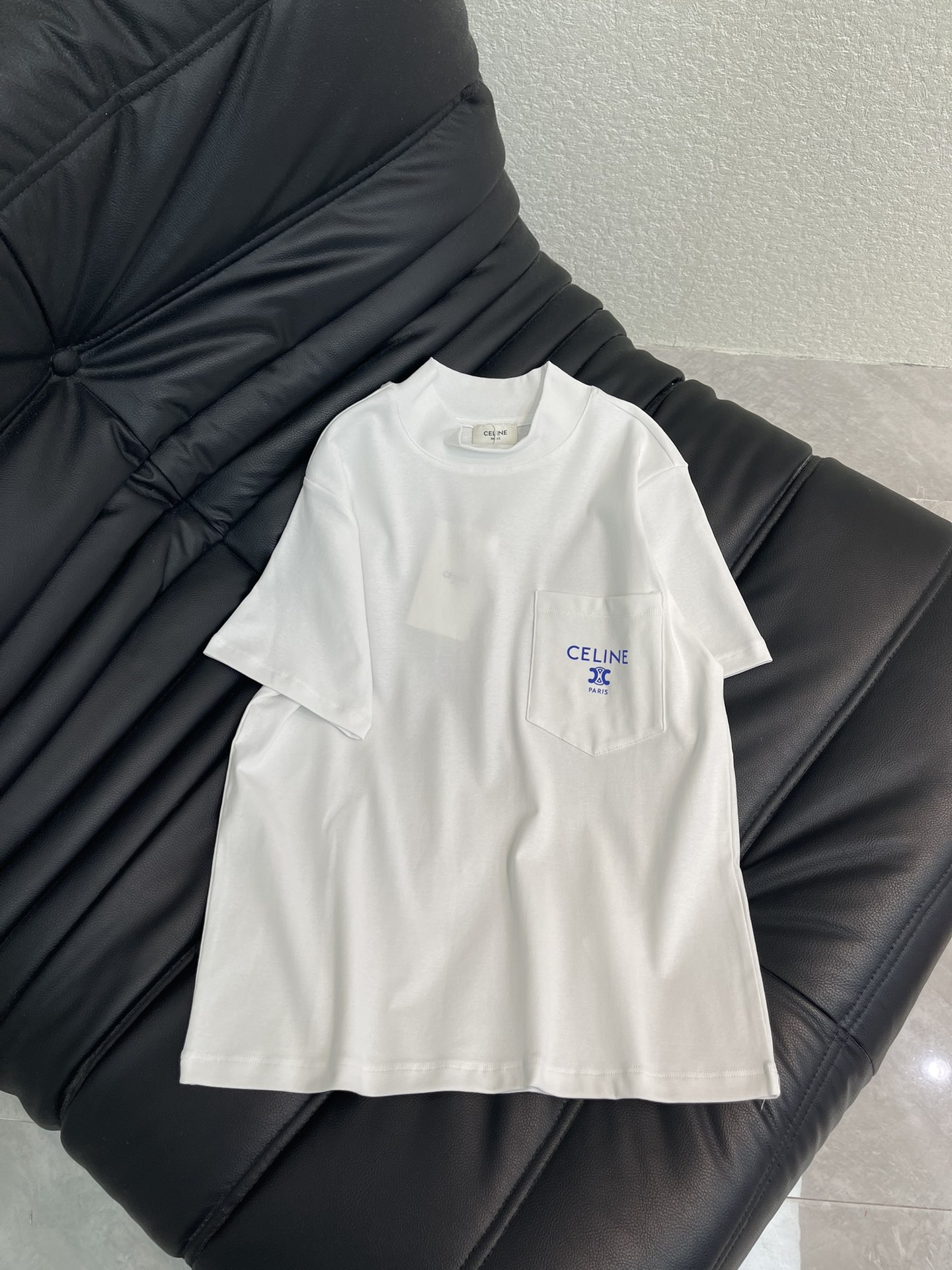 NO:657962,Celin*26 new spring and summer wide-brimmed collar pocket printed short-sleeved T-shirt. Customized YB imported silk cotton material, fine texture, comfortable and breathable, wide-brimmed collar short-sleeved cut, unique collar edge more design, chest pocket decorated with letter logo Arc de Triomphe print, highlighting the brand style, made of mercerized cotton material, silky and comfortable to wear, casual and fashionable. SML,,celine,T-shirt,tees,t-shirt,alexander wang19860909Celin*26春夏新款宽边领口袋印花短袖T恤.定制YB进口丝绵材质,质感细腻,舒适透气,宽边领口短袖裁剪,领边别出心裁更显设计,胸口口袋点缀字母徽标凯旋门印花,凸显品牌格调,采用丝光全棉材质,穿搭丝滑舒适,休闲时髦.SML,,celine,T-shirt,tees，t-shirt,alexander wang,Women's clothing