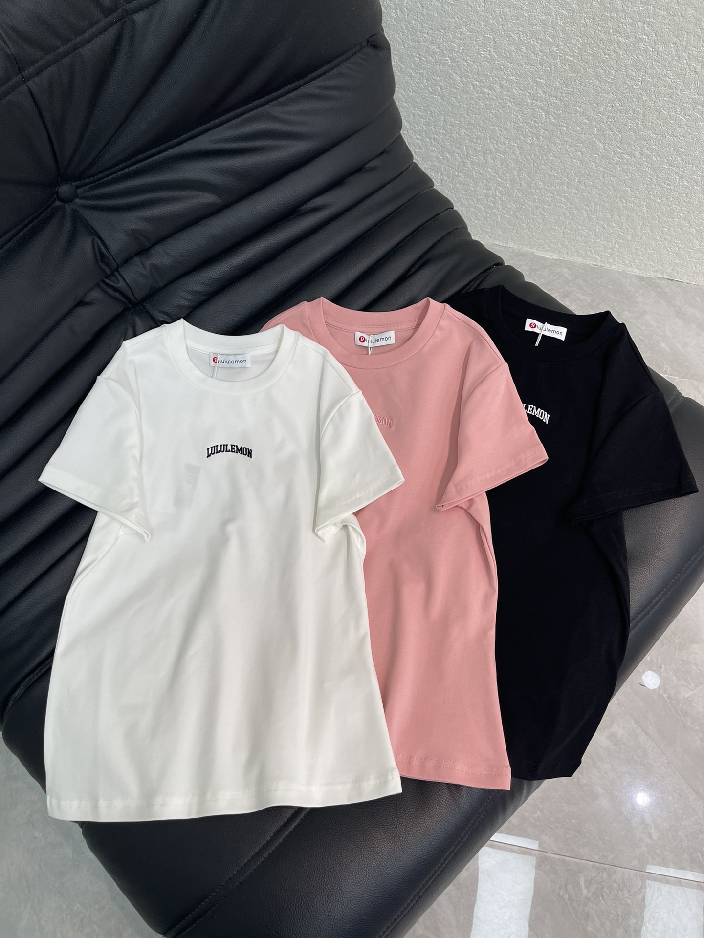 NO:656985,lulu26 new early spring embroidered logo slim-fit short-sleeved T-shirt made of pure cotton elastic material with middle letter embroidery process details online slim fit upper body slimmer high version SML AA,,T-shirt,tees,t-shirt,alexander wang19860909lulu26早春新款刺绣logo修身短袖T恤 采用纯棉弹力材质 中间字母刺绣工艺 细节在线 修身版型 上身显瘦的 高版本 SML AA,,T-shirt,tees，t-shirt,alexander wang,Women's clothing