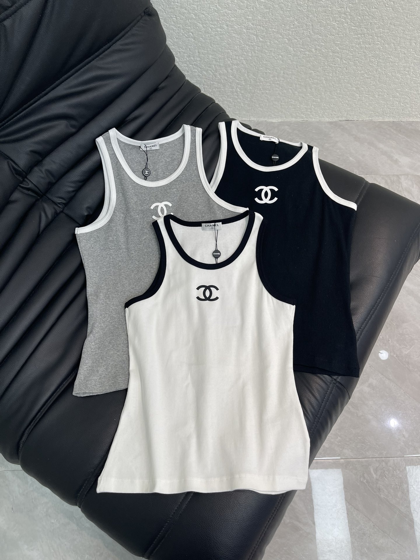 NO:656980,Chane*26 early spring new style Xiaoxiang printed logo contrasting collar vest Customized elastic threaded cotton fabric Double C printing technology on the chest Slightly sexy Elastic slim fit The upper body covers the flesh and looks slim Classic single product fashionable ~ SML A,,chanel,alexander wang19860909Chane*26早春新款小香印花logo撞色领背心 定制弹力螺纹棉面料 胸前双C印花工艺 微微小性感 弹力修身版型 上身很遮肉显瘦 经典单品时髦~ SML A,,chanel,alexander wang,Women's clothing