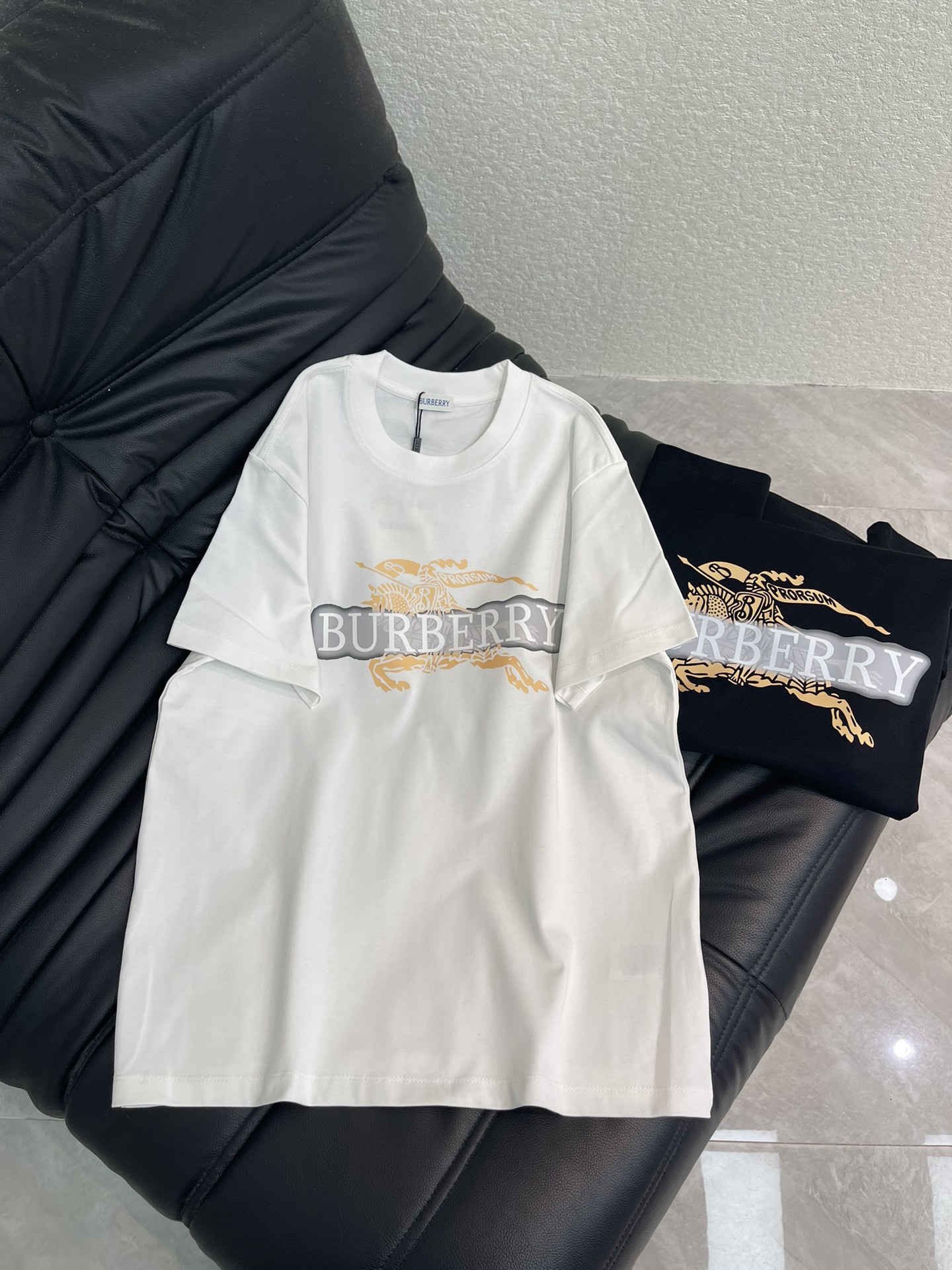 NO:656994,Burberr*26 new early spring short-sleeved T-shirt with horse print lettering. It is made of high-weight washed fabrics with complex craftsmanship and personalized color matching. The full shape matching and colorful contrasting T-shirt design make them the focus of the street. These T-shirts are not only fashionable. Colorful patterns are fun and attractive, and the upper body is slim and suitable for both men and women. Color white, black, size XS-L A,, burberry, T-shirt, tees, t-shirt, alexander wang19860909Burberr*26早春新款战马印花字母短袖T恤.采用高克重洗水面料,工艺复杂,添加个性色彩搭配 ,十足的造型搭配和彩色形成鲜明对比效果的T恤设计,让他们成为街头焦点.这些T恤不仅具有时尚感.彩色图案,趣味又吸晴,上身显瘦穿搭,男女同款 颜色白色、黑色 尺码XS-L A,,burberry,T-shirt,tees，t-shirt,alexander wang,Women's clothing