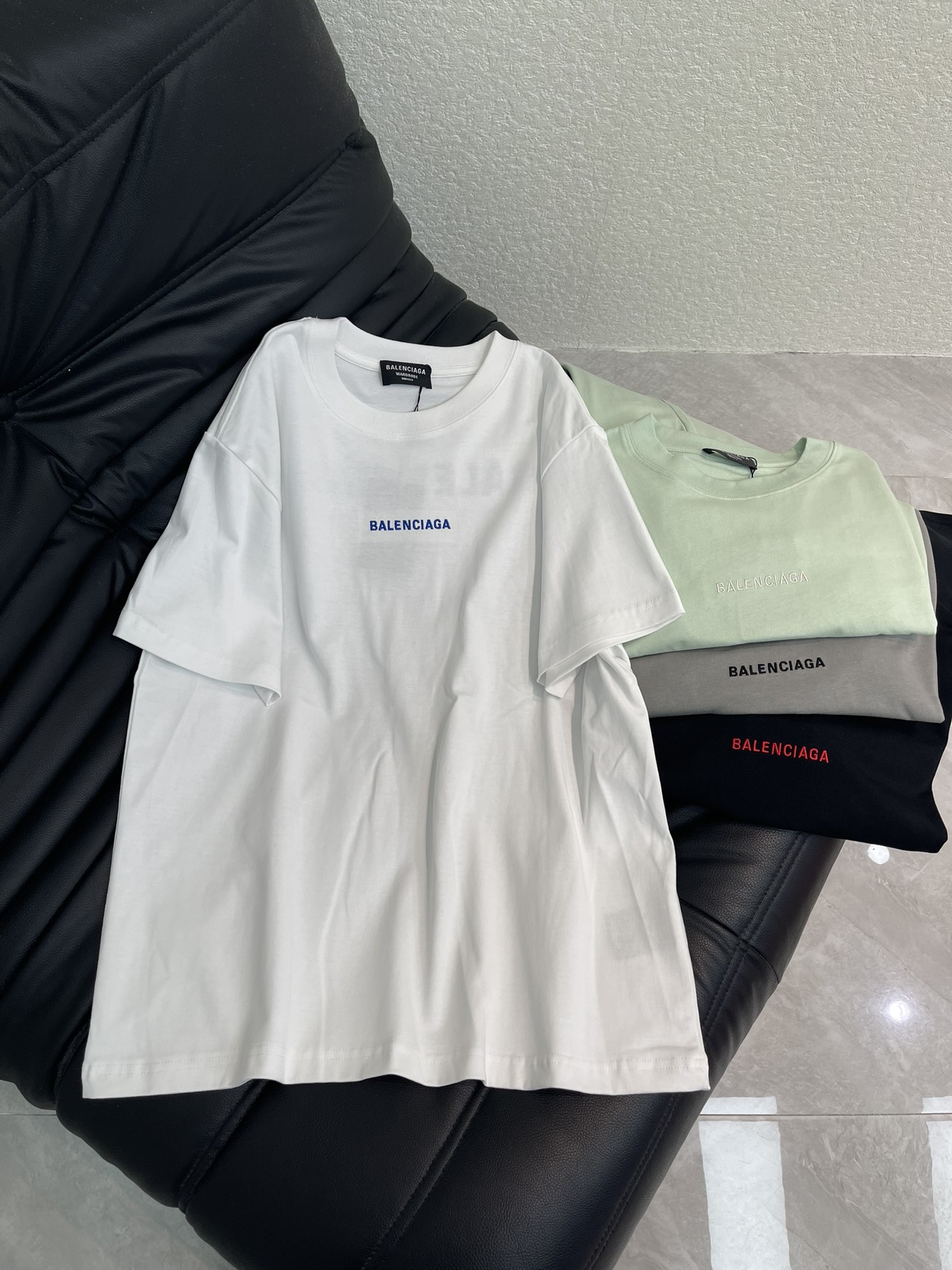 NO:656990,Balenciag*26 new early spring short-sleeved T-shirts with embroidered letters on the front and back in contrasting colors. Made of high-weight washed fabrics with complex craftsmanship and personalized color matching. The full shape matching and T-shirt design with sharp contrasting colors make them the focus of the street. These T-shirts are not only fashionable. Colorful patterns are fun and attractive. The upper body is slim and wearable. The same style for men and women. Colors: white, black, size XS-L  A,,balenciaga,T-shirt,tees,t-shirt,alexander wang19860909Balenciag*26早春新款撞色前后刺绣字母短袖T恤.采用高克重洗水面料,工艺复杂,添加个性色彩搭配 ,十足的造型搭配和彩色形成鲜明对比效果的T恤设计,让他们成为街头焦点.这些T恤不仅具有时尚感.彩色图案,趣味又吸晴,上身显瘦穿搭,男女同款 颜色白色、黑色 尺码XS-L A,,balenciaga,T-shirt,tees，t-shirt,alexander wang,Women's clothing