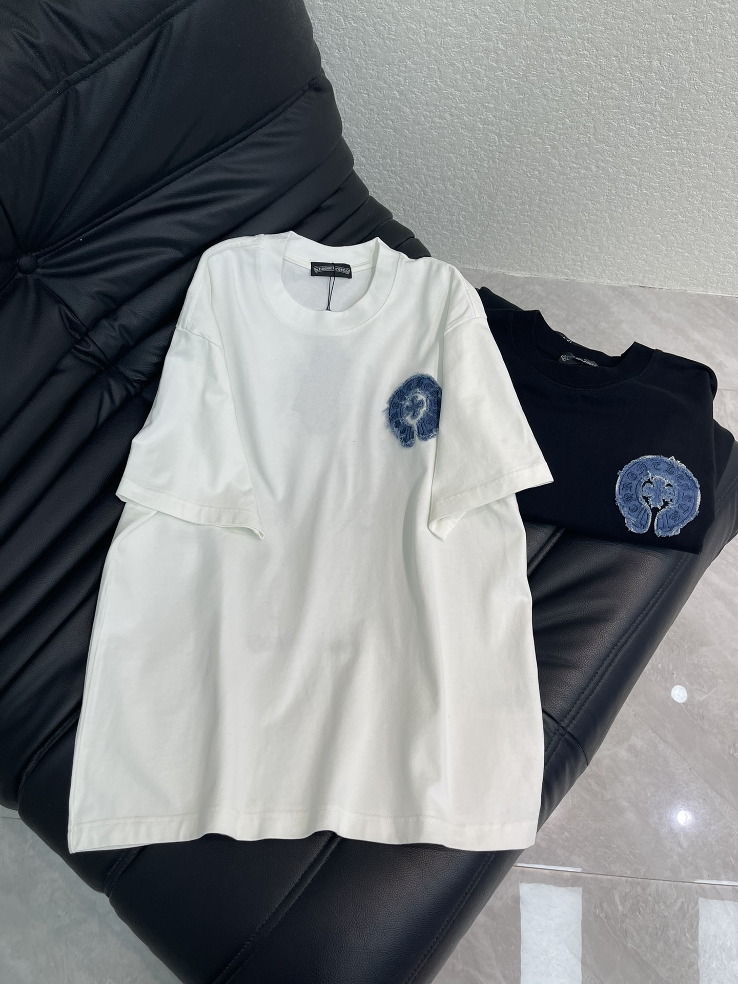 NO:658906,Chrome Heart* Chrome Heart 26 new spring and summer new cross short-sleeved T-shirt. Multiple craftsmanship: denim patch on the chest, horseshoe cross embroidery, large logo cross on the back, horseshoe denim patch Sanskrit embroidery, heavy washing process for the whole piece, garment dyeing + spray horse effect  The double washing process is very recognizable. It uses heavy water washing to make it distressed. The edges of the patch are slightly rolled and naturally distressed. It has a three-dimensional sense of layering, with a little damage, and is very visually lethal. It adheres to the consistent rough style. The overall feeling is high-end, simple and generous. The whole pattern is all decorated with three-dimensional patch embroidery technology, which is the finishing touch of the whole piece. The design on the back is particularly eye-catching!  !  Full of design, same style for men and women!  S-XL A,,chrome hearts,chrome hearts,T-shirt,tees,t-shirt,alexander wang19860909Chrome Heart*克罗心26春夏新款十字架短袖T恤.多重重工艺 胸前牛仔贴布马蹄十字架 刺绣 后背大logo十字架马蹄牛仔贴布梵文刺绣 ,整件重工洗水工艺 成衣件染+喷马骝效果 双洗水工艺,超有辨识度,采用了重水洗做旧,贴布周边微卷自然做旧,立体层次感,带点小破坏,极具视觉杀伤力,秉承了一贯的粗旷作风, 整体感觉高级简单大方 ,整件的图案全部都是做的贴布立体绣工艺点缀,更是整件的点睛之作.背面设计感更是格外吸睛！！设计感十足,男女同款！S-XL A,,chrome hearts,chrome hearts,T-shirt,tees，t-shirt,alexander wang,Women's clothing