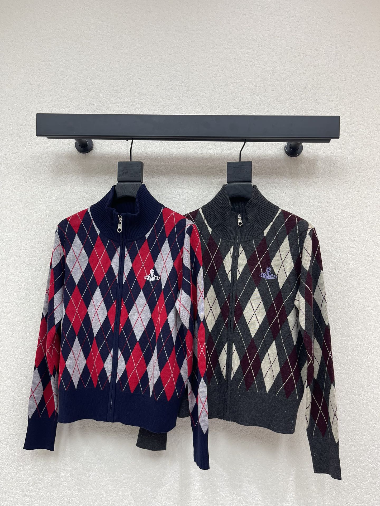 NO:656161,VivieneWestwoo*Western Queen Mother’s new 25 autumn and winter diamond stand collar knitted long-sleeved cardigan!  Customized imported wool yarn weaving, dense fine knitting, clear hairy texture, comfortable and skin-friendly, stand-up collar knitted cardigan cut, rhombus interlaced multi-color distribution throughout the body, collar, cuffs, and hem threaded edges, full of elasticity, Saturn embroidery on the chest is embellished with a version that is tolerant of the body shape, and the outfit is fashionable for your age!  SML,,alexander wang19860909VivieneWestwoo*西太后25秋冬新款菱格立领针织长袖开衫！定制进口羊毛纱线织造 密度细针织造 清晰毛感肌理 舒适亲肤 立领针织开衫剪裁 通体菱格交错多色分布 领口袖口衣摆螺纹收边 弹力十足 胸前土星刺绣点缀版型包容身材 穿搭减龄时髦！SML,,alexander wang,Women's clothing