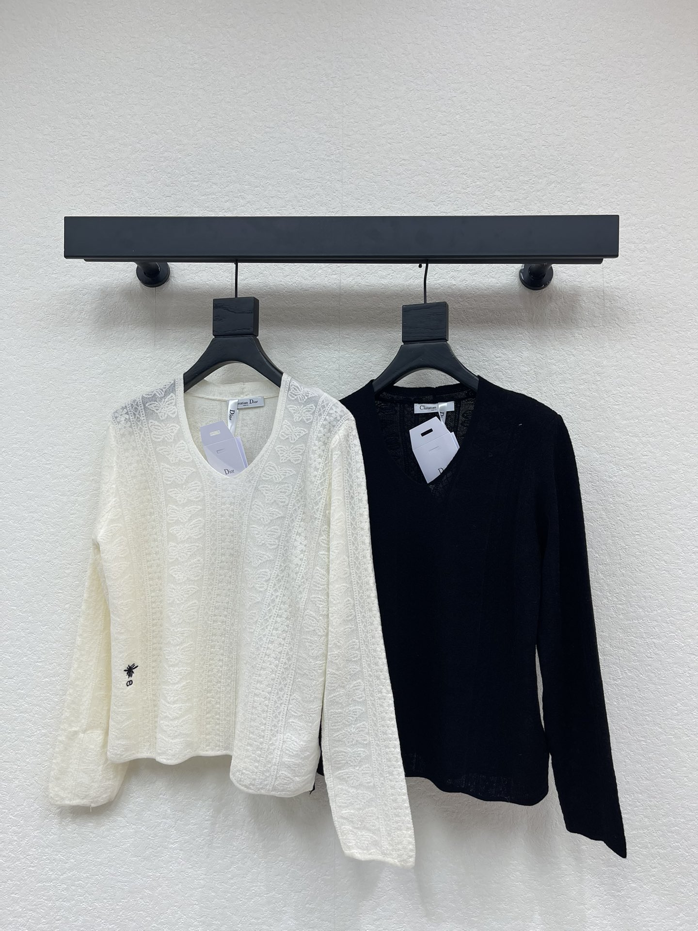 NO:656166,Dio*26 new early spring butterfly crochet pullover knitted sweater!  Customized silk wool yarn weaving, high-end texture, comfortable and soft, V-neck pullover sweater cut, flat stitch and delicate texture, whole body threaded edging, easily highlighting the full texture of details, with butterfly as the representative crochet pattern embellished the whole body, showing a romantic and gentle natural forest atmosphere, exquisite and stylish, elegant temperament to wear!  SML,,dior,sweaters,alexander wang19860909Dio*26早春新款蝴蝶钩花套头针织毛衣！定制丝毛纱线织造,质感高级,舒适柔软,V领套头毛衣剪裁,平针细腻肌理,大身通体螺纹包边,轻松突出满分细节质感,以蝴蝶为代表性的钩花图案点缀全身,呈现浪漫温柔的自然森系氛围,精致有格调,穿搭优雅气质！SML,,dior,sweaters,alexander wang,Women's clothing