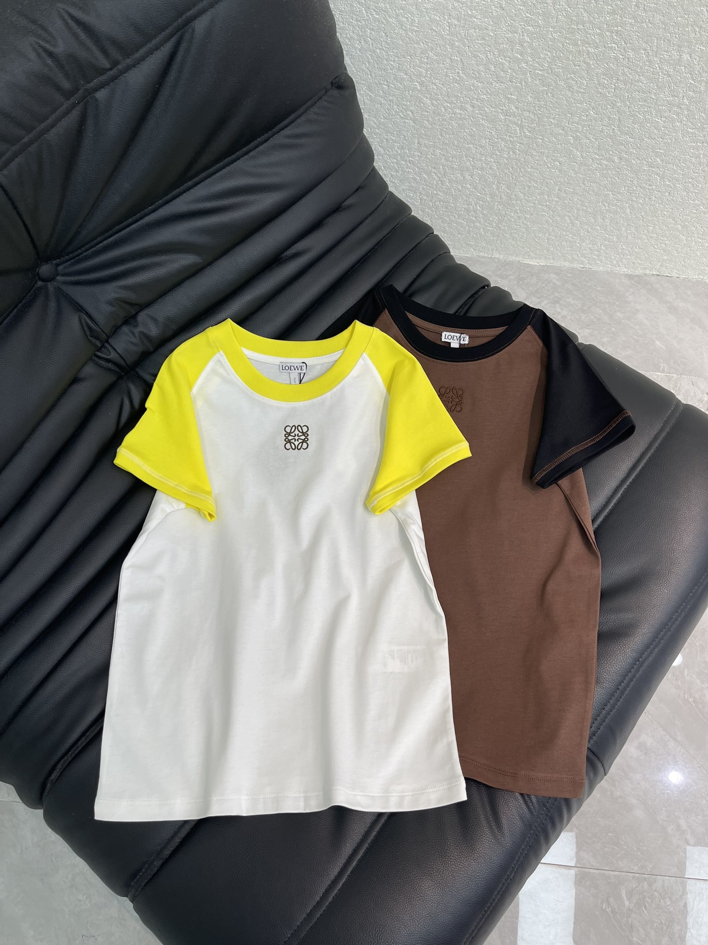 NO:656190,Loew*26 early spring new style raglan contrasting logo short-sleeved T-shirt. Customized YB twill cotton material, soft and skin-friendly, comfortable and stylish, slim-fitting short-sleeved version, the collar extends to the cuffs, with bright yellow or black raglan elements, body white or dark brown collision, embroidery process on the chest to outline the brand totem logo, rich layers, fashionable style, slim fit, slim and fashionable, easy to wear on daily trips or parties. SML  AA,,loewe,T-shirt,tees,t-shirt,alexander wang19860909Loew*26早春新款插肩撞色徽标短袖T恤.定制YB斜纹全棉材质,柔软亲肤,舒适有型,修身短袖版型,领口延伸至袖口,以亮黄色或黑色插肩元素,大身白色或深棕色碰撞,胸前以刺绣工艺勾勒出品牌图腾徽标,层次丰富,风格时尚气质,修身版型,显瘦时尚,日常出行或聚会轻松驾驭.SML AA,,loewe,T-shirt,tees，t-shirt,alexander wang,Women's clothing