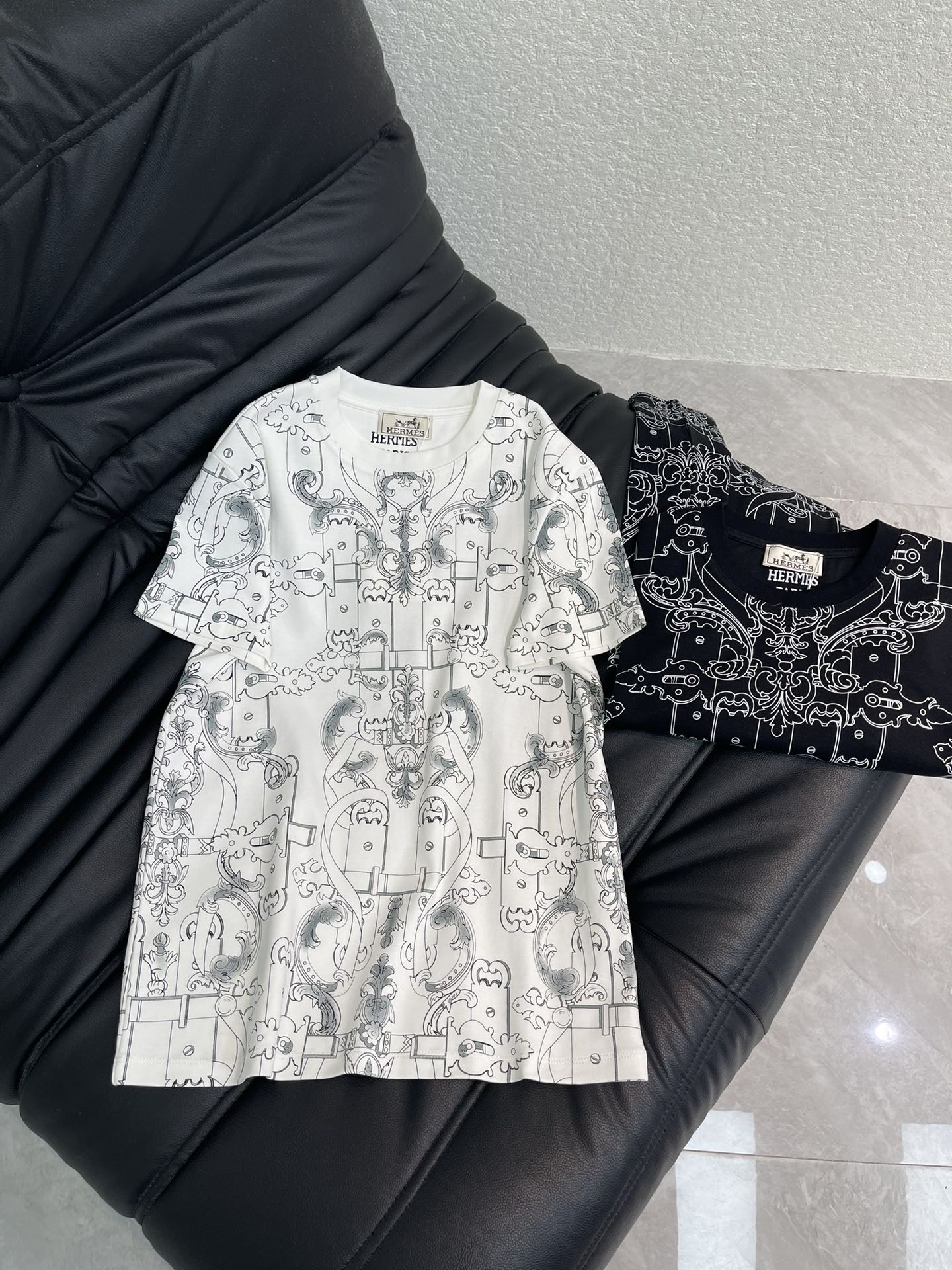 NO:656181,Herme* Hermès 26 new spring and summer new round neck logo printed short-sleeved T-shirt. Customized YB mercerized cotton material, fine texture, comfortable and breathable, regular short-sleeved cut, highlighting the brand style, made of mercerized cotton material, slightly stretchy, showing a slimming visual effect, and printed on the whole body  The craftsmanship restores the lock totem pattern, which echoes the brand style. The artistic style is rich in layers, fashionable and casual, and can be worn alone or worn inside. SML, hermes, hermes, T-shirt, tees, t-shirt, alexander  wang19860909Herme*爱马仕26春夏新款圆领徽标印花短袖T恤.定制YB丝光全棉材质,质感细腻,舒适透气,常规短袖裁剪,凸显品牌格调,采用丝光全棉材质,略带有弹力,呈现显瘦视觉效果,通体以印花工艺还原锁扣图腾图案,品牌格调呼应,艺术风格层次丰富,时髦休闲,单穿内搭都出彩时髦.SML,,hermes,hermes,T-shirt,tees，t-shirt,alexander wang,Women's clothing