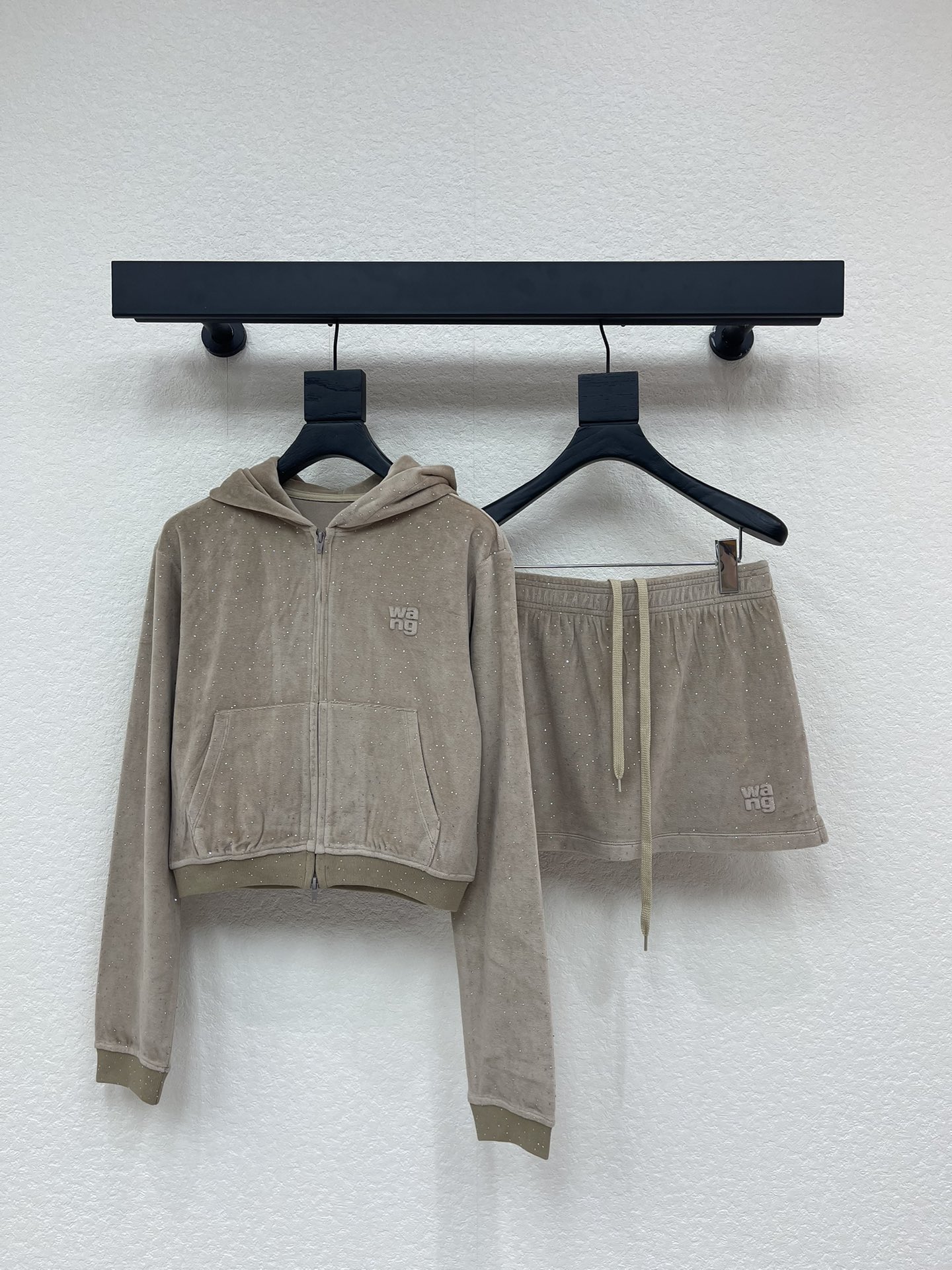 NO:656146,Jacket Half p**25 new autumn and winter King studded casual suit. This slim zipper hoodie is made of crushed snowflake velvet fabric and decorated with scattered artificial hot diamond crystals. The chest of this clothing is decorated with stacked WANG embossed logo, with kangaroo pockets and zipper closure of the same color. The skirt has an elastic waist + drawstring design, and it is made of leggings so that it is not afraid of being exposed. SML,,alexander wang,skirts,jackets & coats,hats,alexander  wang19860909外套 半p**25秋冬新款大王钉钻休闲套装.这款修身拉链连帽衫选用压皱雪花绒面料制成通体饰有散点人造烫钻水晶.这款服饰胸部饰有堆叠WANG压纹徽标,搭配袋鼠式口袋和同色系拉链开合,半裙松紧腰+抽绳设计,做了打底裤不怕走光.SML,,alexander wang,skirts,jackets & coats,hats,alexander wang,Women's clothing