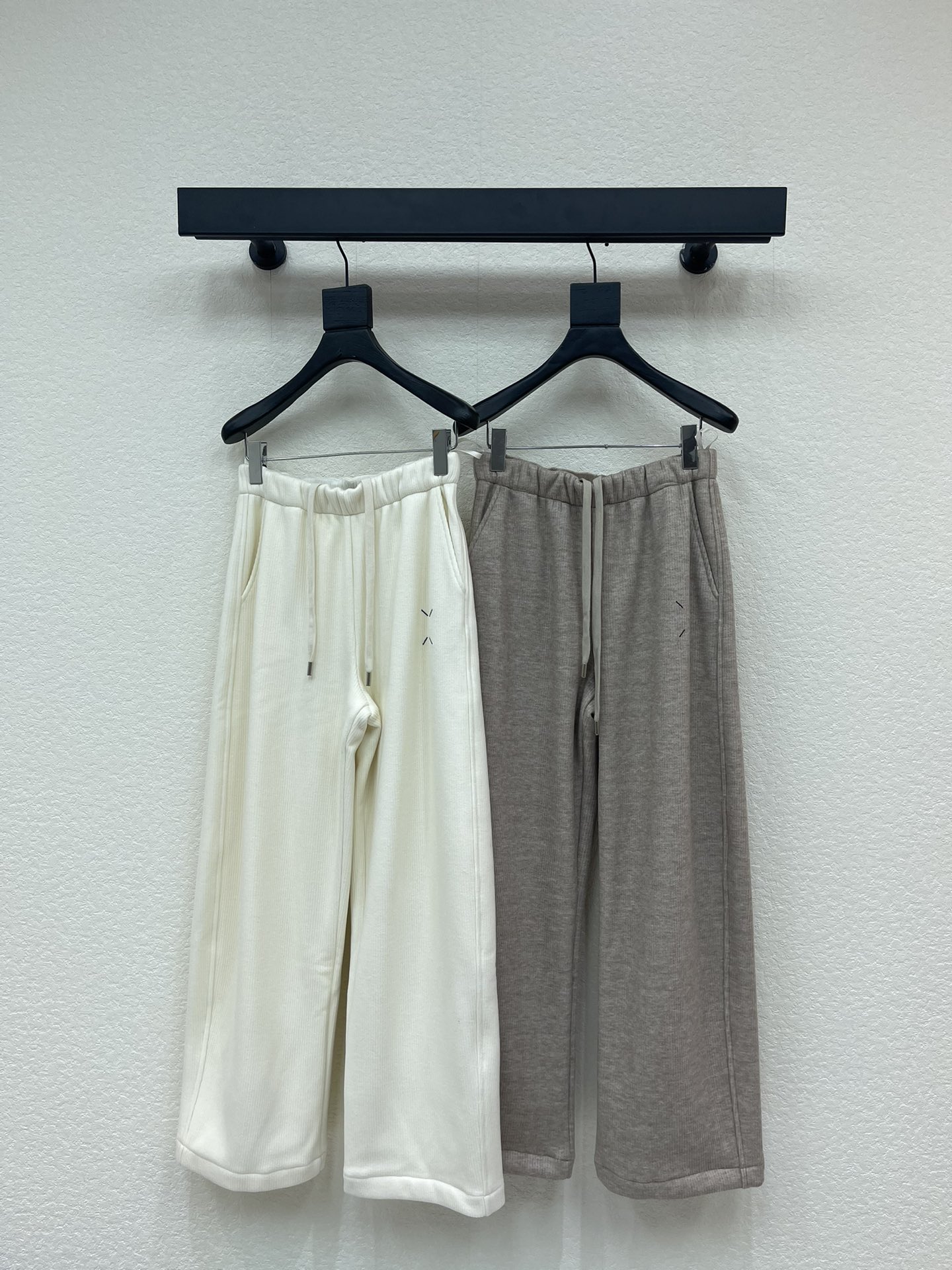 NO:658901,MM6* Margiela's new autumn and winter elastic drawstring and velvet casual pants. Composite lining. Warm and fashionable. Exquisite embroidery. Full of design. High-end details are visible. The loose feeling of casual pants is not a lazy relaxation, but a general relaxation after seeing the world. It has its own unique charm whether layered or worn alone. SML,, masion margiela, masion margiela, alexander wang19860909MM6*马吉拉秋冬新款松紧抽绳加绒休闲裤 复合内胆 保暖时尚 精致刺绣 满满的设计 高级细节感看得见 休闲裤的松弛感 不是懒洋洋的放松 而是见过世面后识大体的放松 无论叠穿还是单穿都有其独特韵味 SML,,masion margiela,masion margiela,alexander wang,Women's clothing