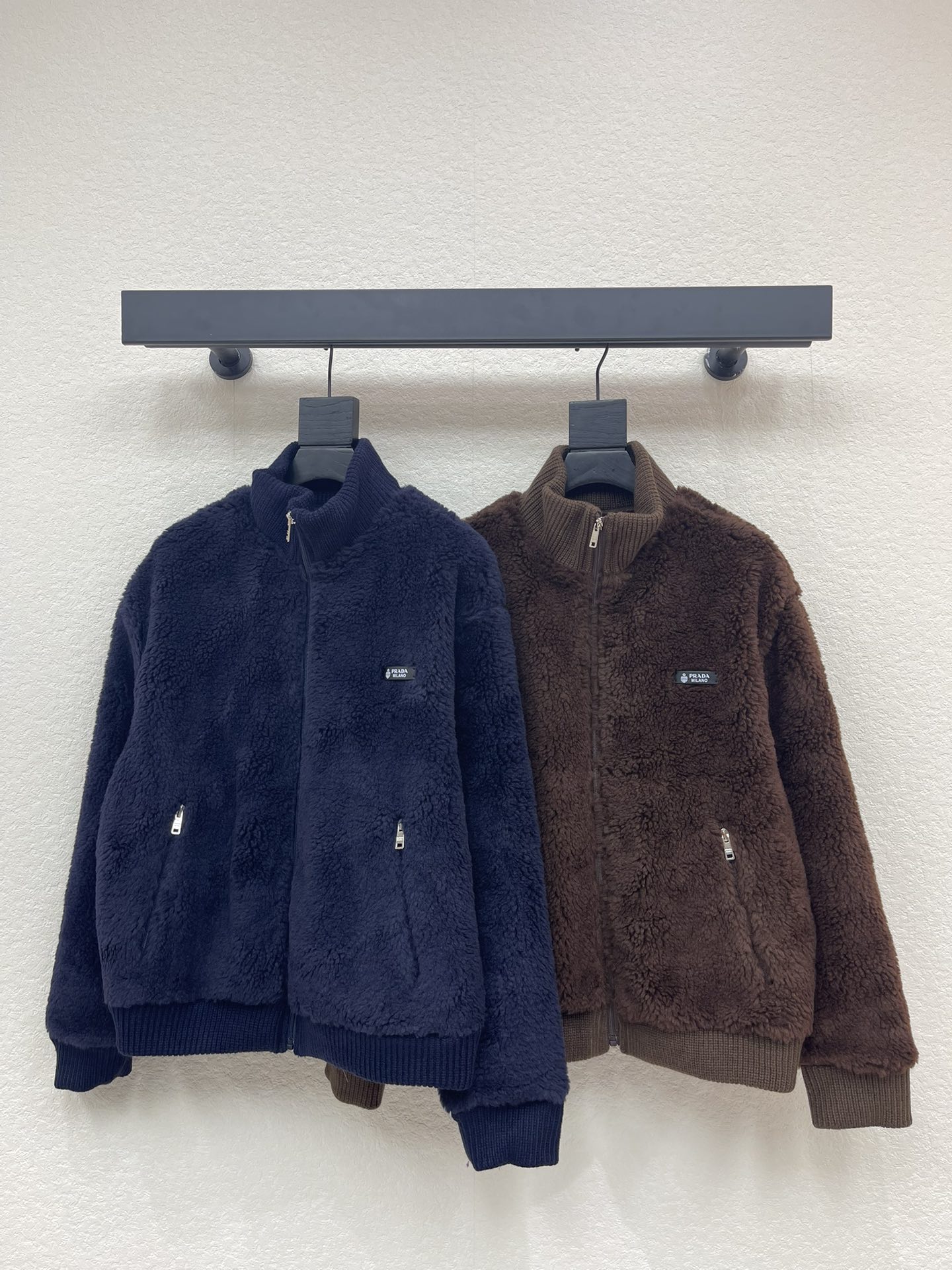 NO:658910,Prad* 25 new autumn and winter stand collar lambswool fleece zipper jacket丨Exclusively developed by yb!  Top quality production!  It is made of fluffy Teddy fleece fabric, which is soft but not slumped. It has full warmth and does not look bloated. It has a stand-up collar + zipper style and an iconic logo, which hides the brand recognition in a low-key manner. The ribbed edge + loose silhouette can hide the flesh regardless of the body shape. The side zipper pocket + metal zipper puller is practical and high-quality!  Get the autumn and winter atmosphere with just one click!  SML,,prada,jackets & coats,alexander wang19860909Prad* 25秋冬新款立领羊羔毛抓绒拉链外套丨独家yb开发！顶级高版出品！选用蓬松泰迪抓绒面料,软而不塌,保暖性拉满的同时还不会显臃肿,立领+拉链款型,搭配标志性小标,低调中藏着品牌辨识度；罗纹收边+宽松廓形,不挑身形还能藏肉,侧边拉链口袋+金属拉链头,实用又显质感！秋冬氛围一键拉满！SML,,prada,jackets & coats,alexander wang,Women's clothing