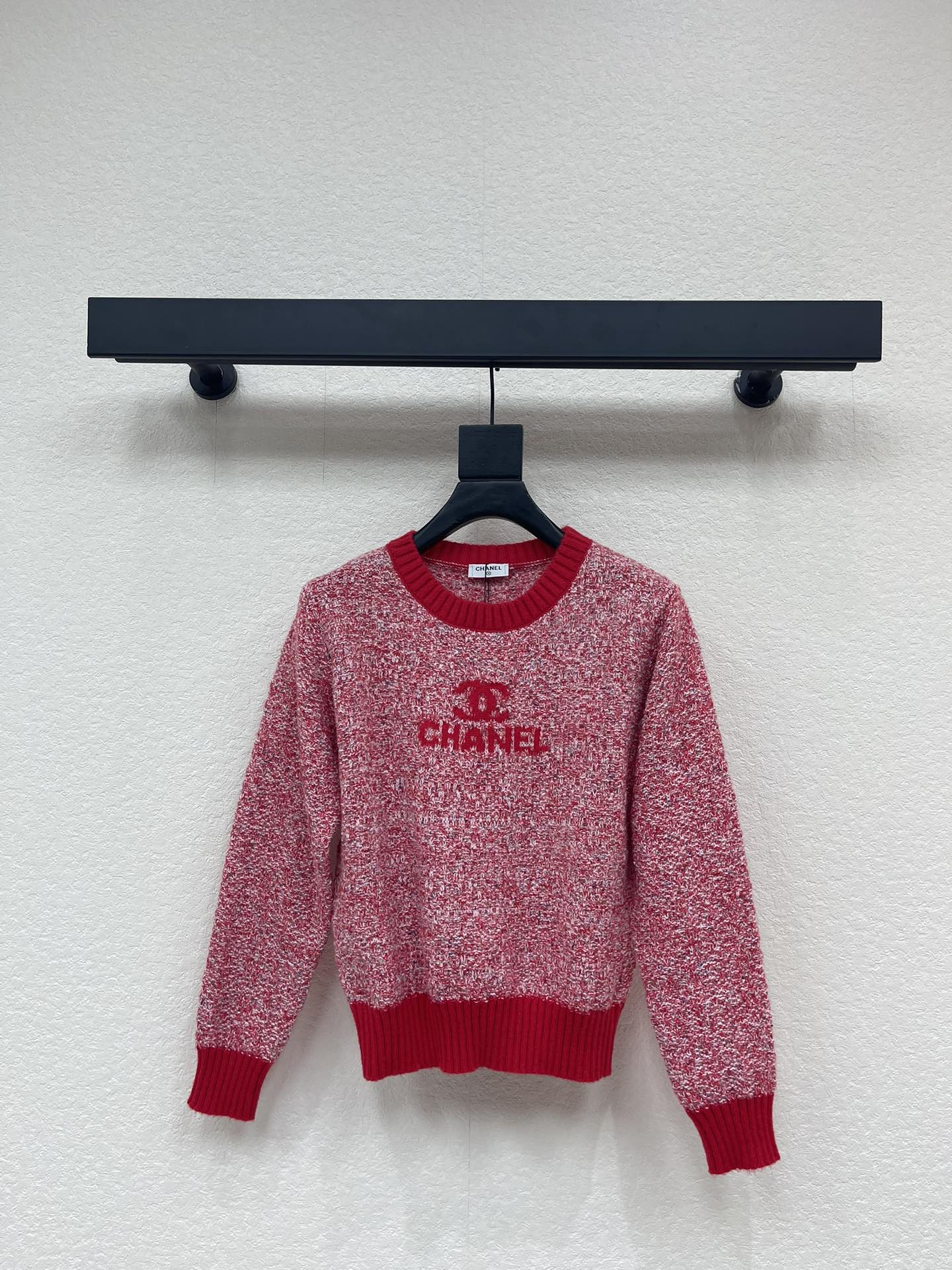 NO:657984,CHANE*25 new contrasting color round neck knitted long-sleeved sweater for autumn and winter!  Weaved with custom-made wool yarn, the texture is delicate, comfortable and easy to wear. The round-neck long-sleeved sweater is cut, and the large body is made of snowflake colorful dots yarn intertwined to create a full texture. The double C letter jacquard micro logo design on the chest perfectly interprets the elegant feeling of gold, and the upper body is distinguished and textured!  SML,,chanel,sweaters,alexander wang19860909CHANE*25秋冬新款撞色圆领针织长袖毛衣！定制羊毛纱线织造,质感细腻,舒适好穿,圆领长袖毛衣剪裁,大身雪花彩点纱线交织出纹理满铺,胸前双C字母提花微标设计,完美演绎优雅千金感,上身显贵显质感！SML,,chanel,sweaters,alexander wang,Women's clothing