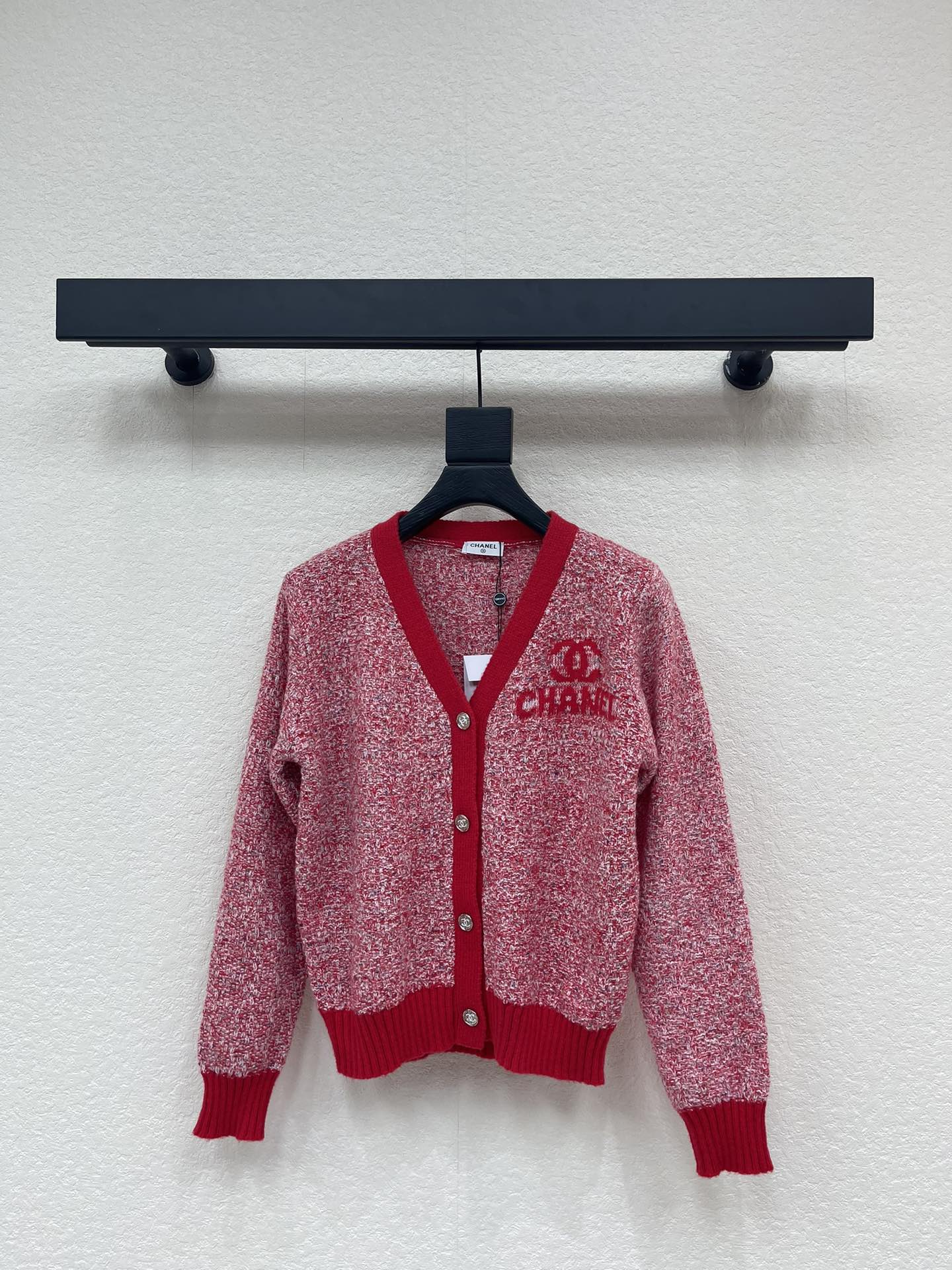 NO:657979,CHANE*25 new contrast color V-neck knitted long-sleeved cardigan for autumn and winter!  Weaved with custom wool yarn, the texture is delicate, comfortable and easy to wear. The V-neck knitted cardigan is cut with a large body made of snowflake colorful dots yarn intertwined to create a full texture. The double C letter jacquard micro logo design on the chest perfectly interprets the elegant feeling of gold, and the upper body is distinguished and textured!  SML,,chanel,alexander wang19860909CHANE*25秋冬新款撞色V领针织长袖开衫！定制羊毛纱线织造,质感细腻,舒适好穿,V领针织开衫剪裁,大身雪花彩点纱线交织出纹理满铺,胸前双C字母提花微标设计,完美演绎优雅千金感,上身显贵显质感！SML,,chanel,alexander wang,Women's clothing