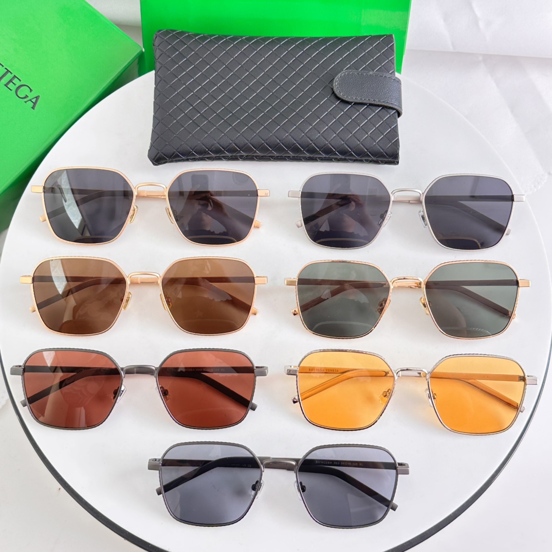 ‼️BOTTEGA VENET*葆蝶家🕶金属材质富裕别致的立体感硬朗风，经典大方框搭配菱形格子细节，增添