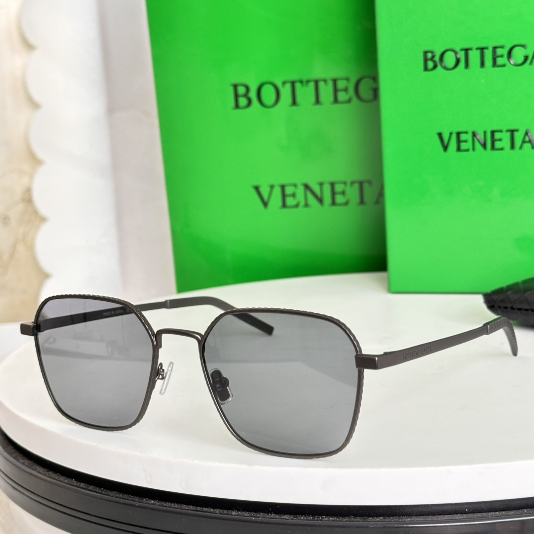 ‼️BOTTEGA VENET*葆蝶家🕶金属材质富裕别致的立体感硬朗风，经典大方框搭配菱形格子细节，增添