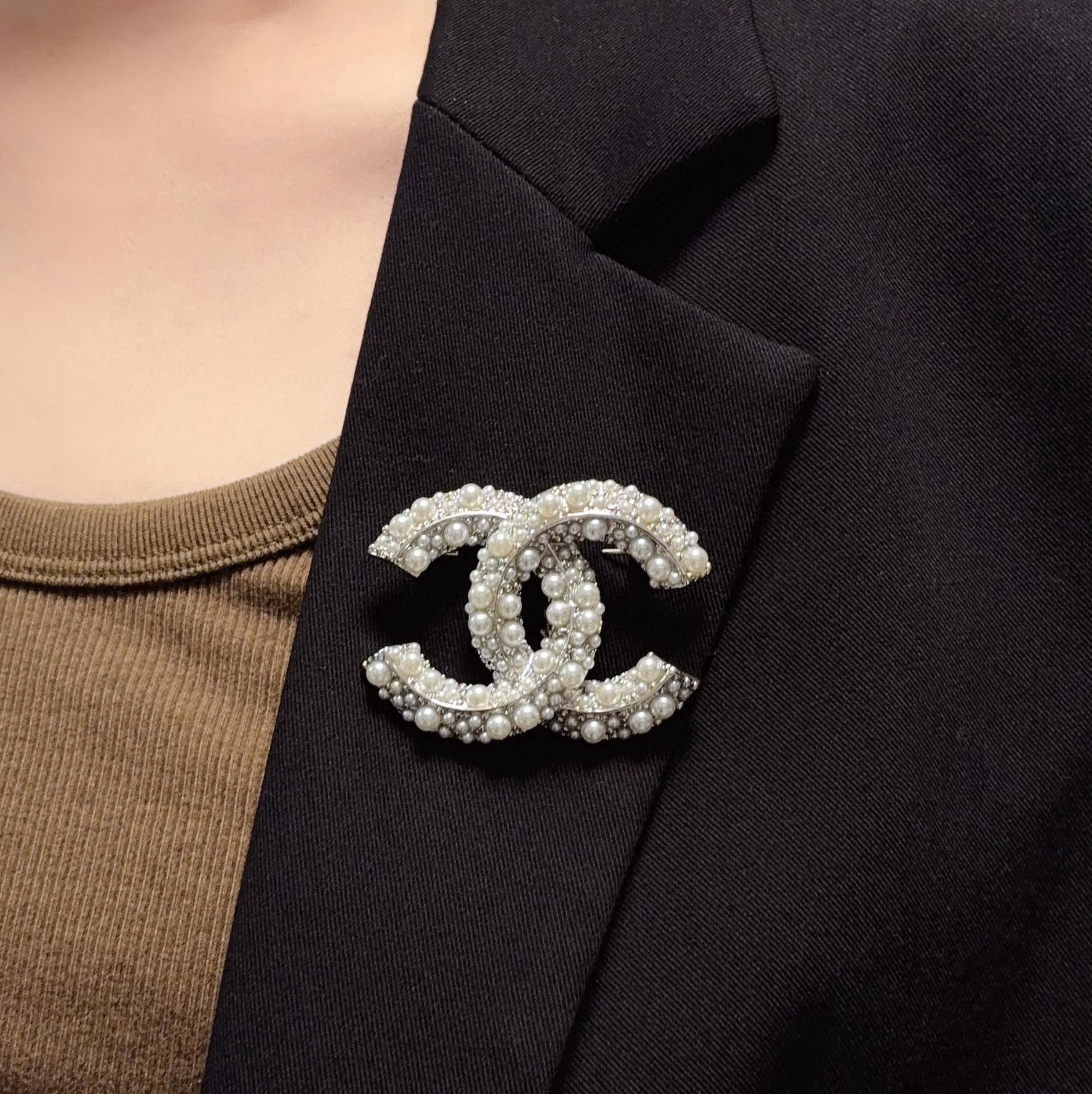 NO:642336,CHANEL Xiaoxiang counters are launching new silver pearls and millet beads Chanel brooches, which are the accessories that understand women best. Women who devote all their efforts to being themselves tend to cherish the meaning of brooches more. Ms. Chanel pinned the brooch on her hat and told the fashionable ladies who imitated her [Brooch is very practical. It can be pinned on the collar of a suit, on a pocket, on a hat, on a belt or on an evening dress. Boutique jewelry, chanel, chanel, business  suit, brooch, breastpin, hats19860909CHANEL小香 专柜新款同步上新银色珍珠小米珠香奈儿胸针,是最懂女人的饰物.那些倾注了全部心血去做自己的女人,往往更珍惜胸针的意义.香奈儿女士把胸针别在帽子上,并告诉那些模仿她的时髦女士们[胸针可是非常实用,它可以别在西装领上、口袋上、帽子上、腰带上或者是晚礼服上,饰品精品,chanel,chanel,business suit,brooch，breastpin,hats,Jewelry