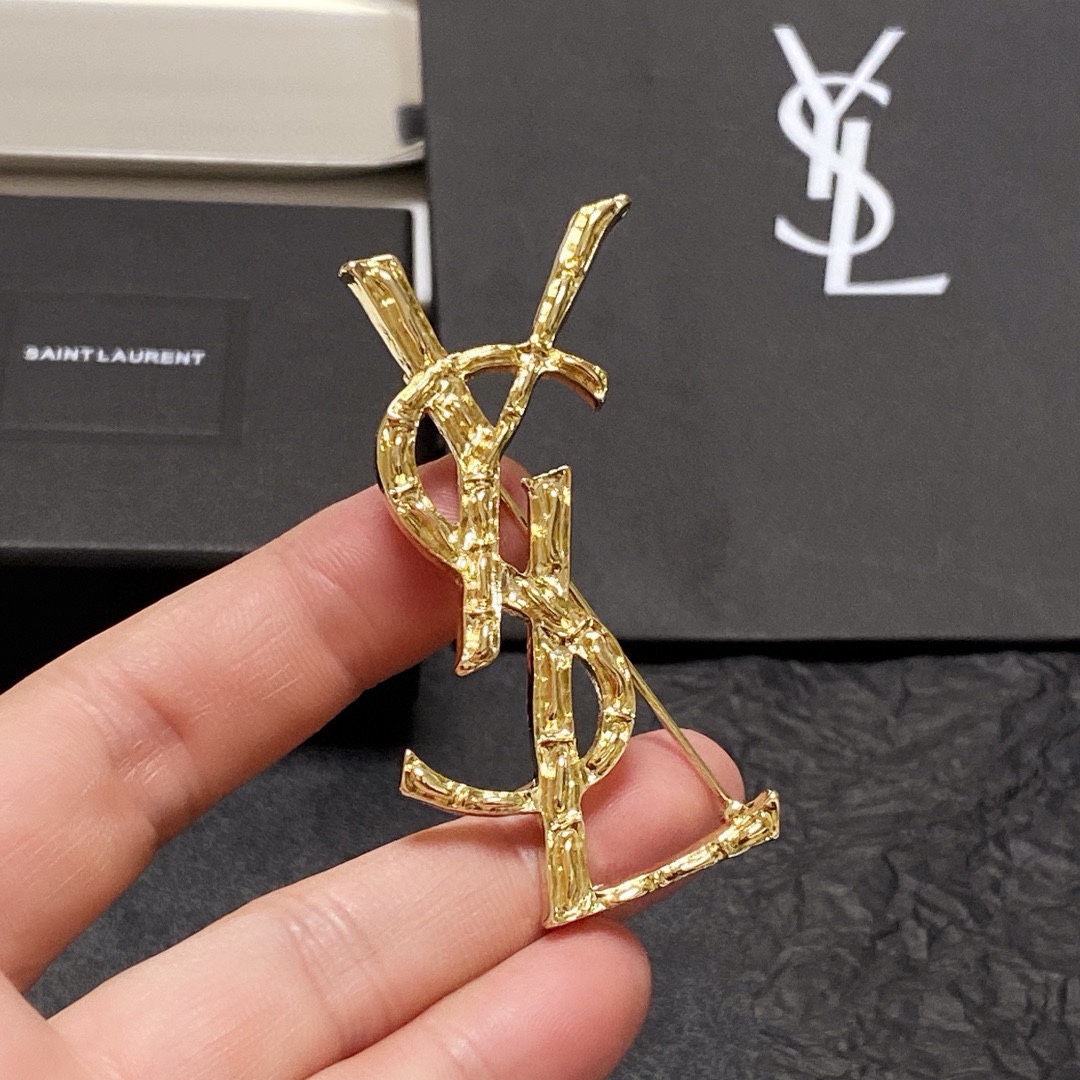 NO:642339,YSL Yves Saint Laurent counters are launching new brooches at the same time. They are the accessories that know women best. Women who devote all their efforts to being themselves tend to cherish the meaning of brooches more. Ms. Saint Laurent pinned the brooch on her hat and told the fashionable ladies who imitated her [Brooch is very practical. It can be pinned on the collar of a suit, on a pocket, on a hat, on a belt or on an evening dress. Boutique jewelry, saint laurent, saint laurent, business  suit, brooch, breastpin, hats19860909YSL圣罗兰专柜新款同步上新胸针,是最懂女人的饰物.那些倾注了全部心血去做自己的女人,往往更珍惜胸针的意义.圣罗兰女士把胸针别在帽子上,并告诉那些模仿她的时髦女士们[胸针可是非常实用,它可以别在西装领上、口袋上、帽子上、腰带上或者是晚礼服上,饰品精品,saint laurent,saint laurent,business suit,brooch，breastpin,hats,Jewelry