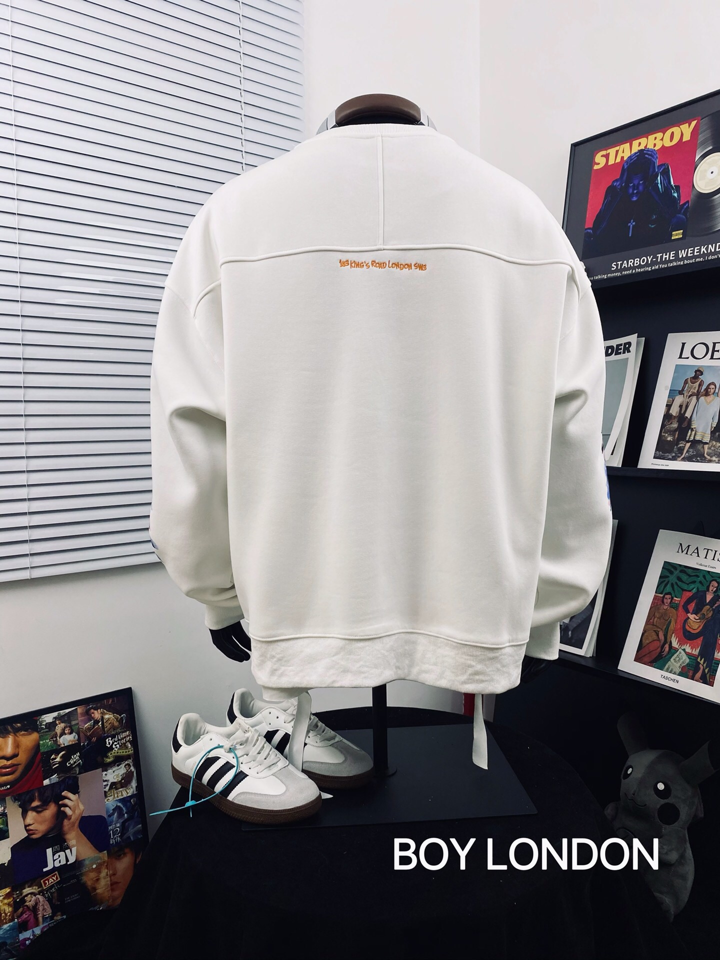 💰125
BOY LONDON25新款炫彩大翅膀宽松卫衣🌻
⚠️高品质 重工出品 快手 抖音 得物app热门📕 转发即卖📛一体落肩袖 工艺使用日本全进口炫彩3D雕刻而成，🌿🌿进口巴腾浆料、专柜随意对比！💫超A超立体 区别市场低版本上身柔软舒适透气 做工精致 完美走线💞老鹰神秘之眼组合 西方神秘感十足  奢华尽显 吸睛亮眼  男女情侣款 上身舒适 实物更加好看 仙女🧚🏻‍♀️猛男💪🏽必备款哦 简直不要太耀眼🌟
Color：图片色
Size  ：M L XL XXL         
         衣长        胸围       袖长
M       68          128         60
L        70          132          61
XL      72          136         62
XXL   74           140         63
（os版型 落肩袖设计 手工测量存在1~2cm误差）