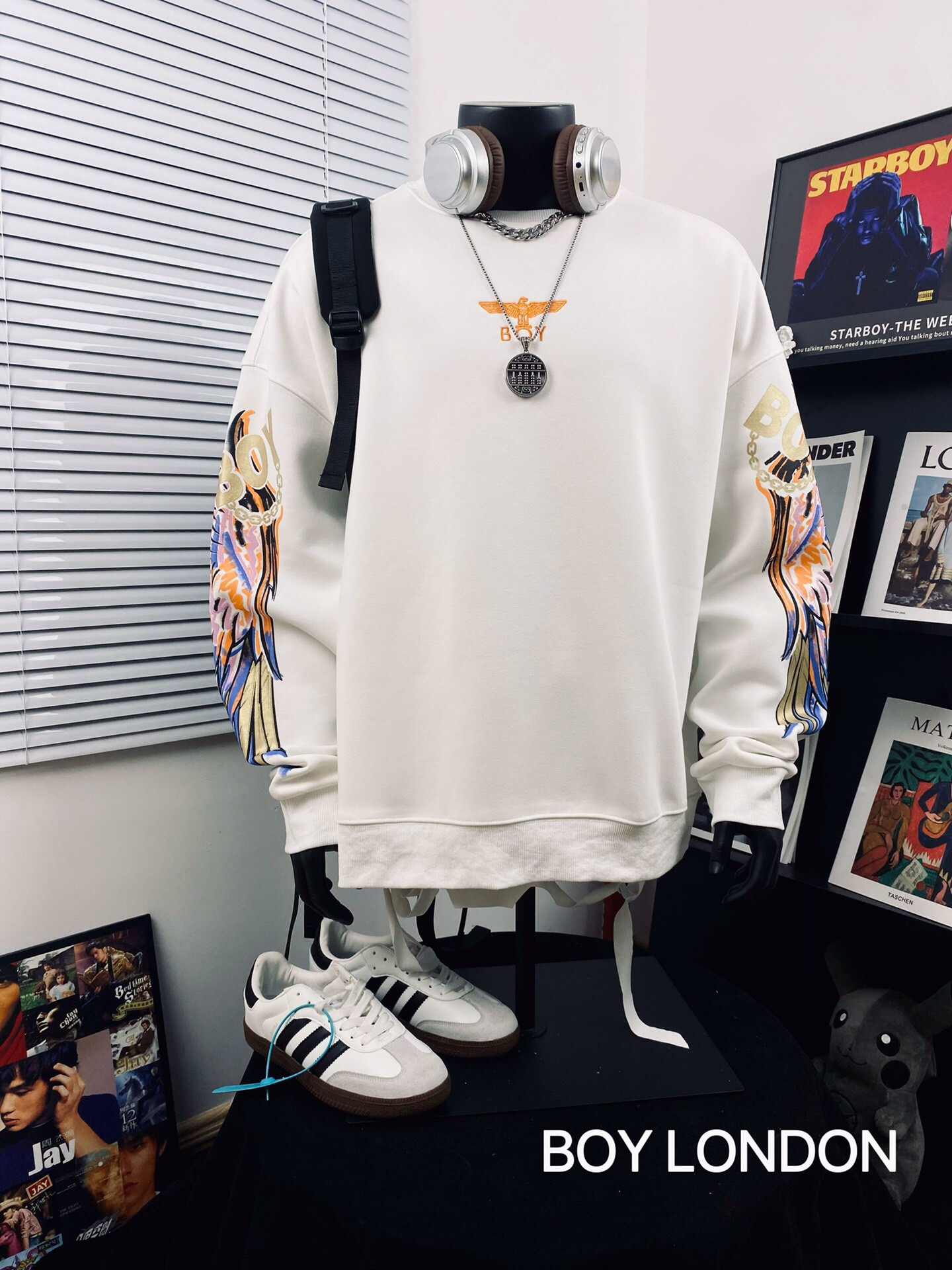 💰125
BOY LONDON25新款炫彩大翅膀宽松卫衣🌻
⚠️高品质 重工出品 快手 抖音 得物app热门📕 转发即卖📛一体落肩袖 工艺使用日本全进口炫彩3D雕刻而成，🌿🌿进口巴腾浆料、专柜随意对比！💫超A超立体 区别市场低版本上身柔软舒适透气 做工精致 完美走线💞老鹰神秘之眼组合 西方神秘感十足  奢华尽显 吸睛亮眼  男女情侣款 上身舒适 实物更加好看 仙女🧚🏻‍♀️猛男💪🏽必备款哦 简直不要太耀眼🌟
Color：图片色
Size  ：M L XL XXL         
         衣长        胸围       袖长
M       68          128         60
L        70          132          61
XL      72          136         62
XXL   74           140         63
（os版型 落肩袖设计 手工测量存在1~2cm误差）