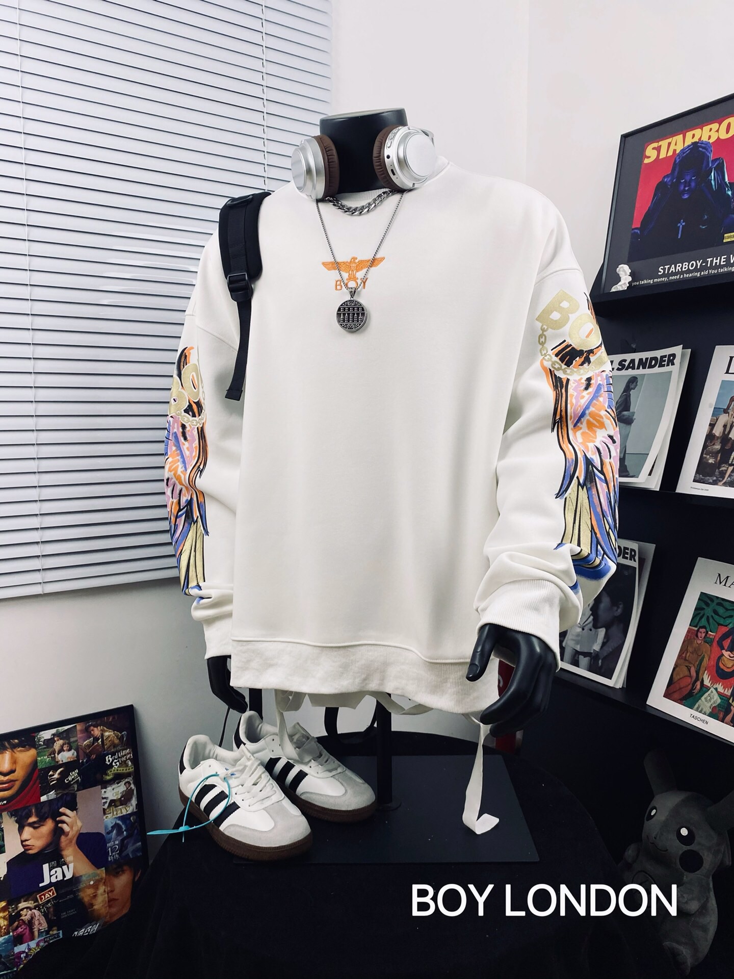 💰125
BOY LONDON25新款炫彩大翅膀宽松卫衣🌻
⚠️高品质 重工出品 快手 抖音 得物app热门📕 转发即卖📛一体落肩袖 工艺使用日本全进口炫彩3D雕刻而成，🌿🌿进口巴腾浆料、专柜随意对比！💫超A超立体 区别市场低版本上身柔软舒适透气 做工精致 完美走线💞老鹰神秘之眼组合 西方神秘感十足  奢华尽显 吸睛亮眼  男女情侣款 上身舒适 实物更加好看 仙女🧚🏻‍♀️猛男💪🏽必备款哦 简直不要太耀眼🌟
Color：图片色
Size  ：M L XL XXL         
         衣长        胸围       袖长
M       68          128         60
L        70          132          61
XL      72          136         62
XXL   74           140         63
（os版型 落肩袖设计 手工测量存在1~2cm误差）
