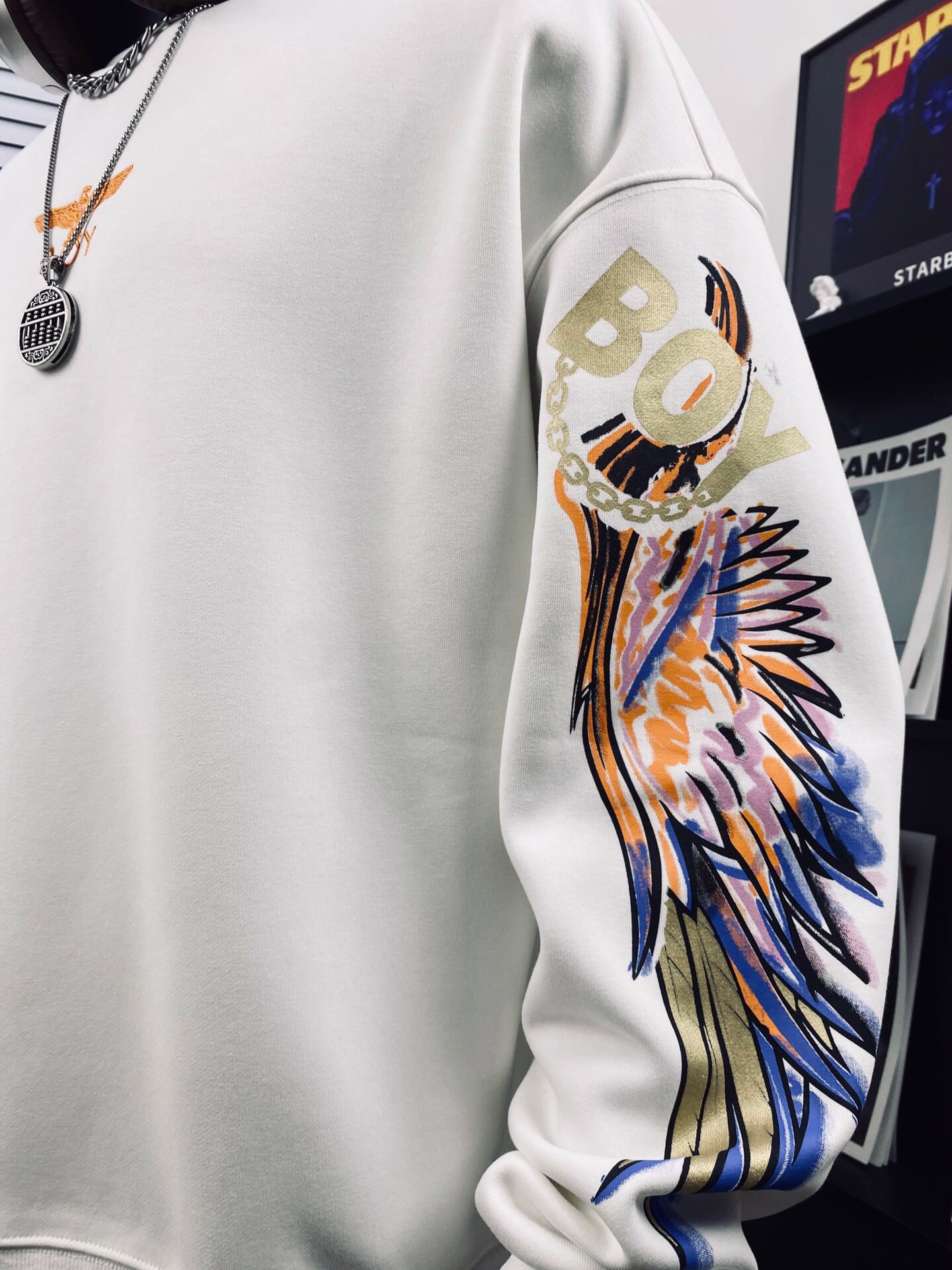 💰125
BOY LONDON25新款炫彩大翅膀宽松卫衣🌻
⚠️高品质 重工出品 快手 抖音 得物app热门📕 转发即卖📛一体落肩袖 工艺使用日本全进口炫彩3D雕刻而成，🌿🌿进口巴腾浆料、专柜随意对比！💫超A超立体 区别市场低版本上身柔软舒适透气 做工精致 完美走线💞老鹰神秘之眼组合 西方神秘感十足  奢华尽显 吸睛亮眼  男女情侣款 上身舒适 实物更加好看 仙女🧚🏻‍♀️猛男💪🏽必备款哦 简直不要太耀眼🌟
Color：图片色
Size  ：M L XL XXL         
         衣长        胸围       袖长
M       68          128         60
L        70          132          61
XL      72          136         62
XXL   74           140         63
（os版型 落肩袖设计 手工测量存在1~2cm误差）