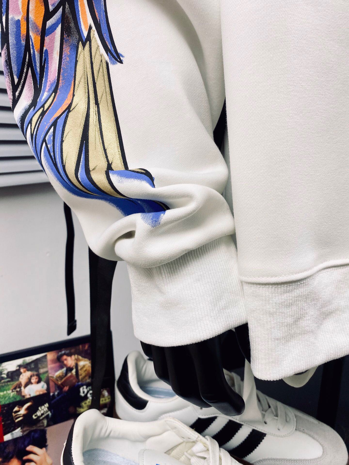 💰125
BOY LONDON25新款炫彩大翅膀宽松卫衣🌻
⚠️高品质 重工出品 快手 抖音 得物app热门📕 转发即卖📛一体落肩袖 工艺使用日本全进口炫彩3D雕刻而成，🌿🌿进口巴腾浆料、专柜随意对比！💫超A超立体 区别市场低版本上身柔软舒适透气 做工精致 完美走线💞老鹰神秘之眼组合 西方神秘感十足  奢华尽显 吸睛亮眼  男女情侣款 上身舒适 实物更加好看 仙女🧚🏻‍♀️猛男💪🏽必备款哦 简直不要太耀眼🌟
Color：图片色
Size  ：M L XL XXL         
         衣长        胸围       袖长
M       68          128         60
L        70          132          61
XL      72          136         62
XXL   74           140         63
（os版型 落肩袖设计 手工测量存在1~2cm误差）