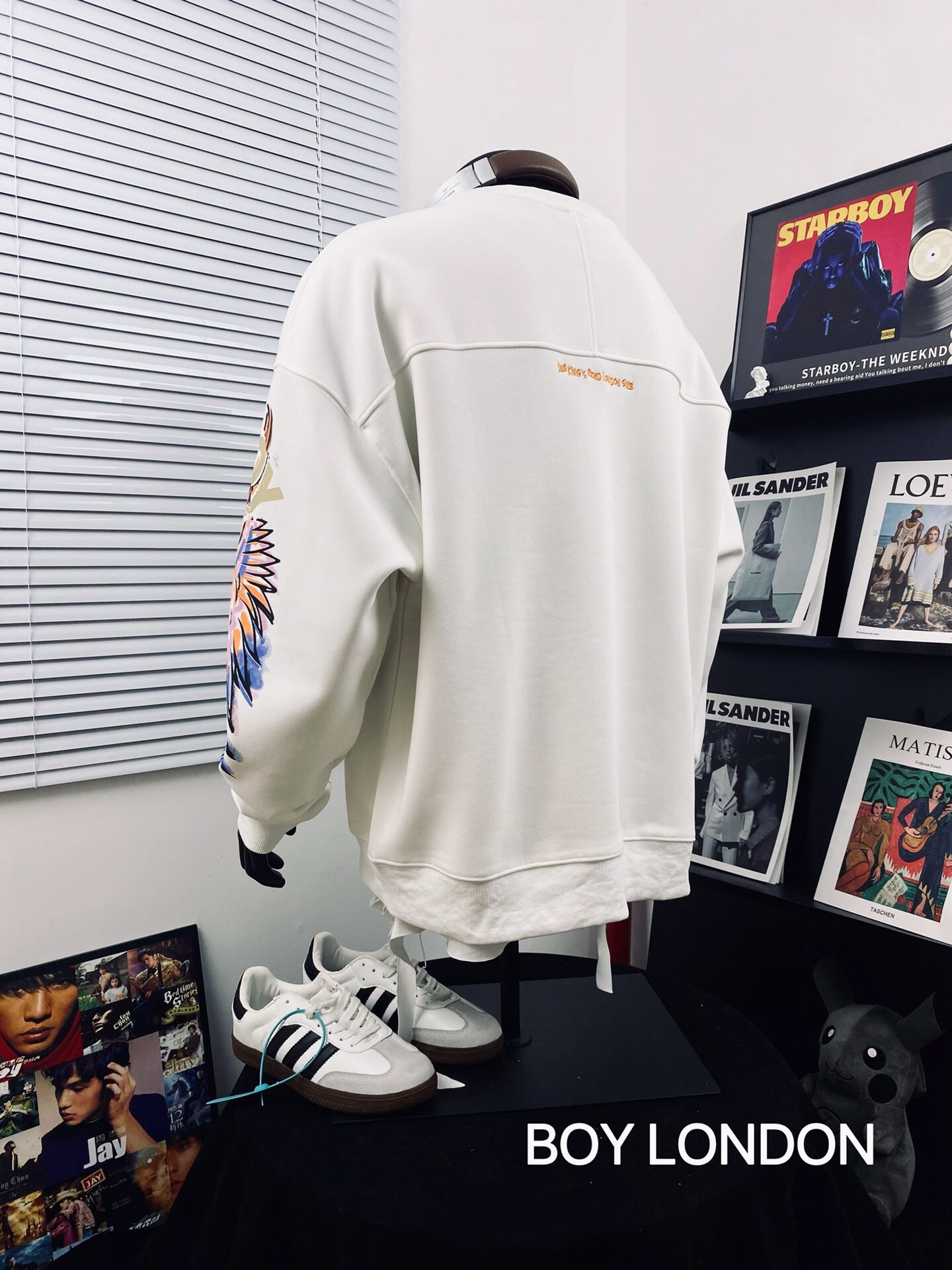 💰125
BOY LONDON25新款炫彩大翅膀宽松卫衣🌻
⚠️高品质 重工出品 快手 抖音 得物app热门📕 转发即卖📛一体落肩袖 工艺使用日本全进口炫彩3D雕刻而成，🌿🌿进口巴腾浆料、专柜随意对比！💫超A超立体 区别市场低版本上身柔软舒适透气 做工精致 完美走线💞老鹰神秘之眼组合 西方神秘感十足  奢华尽显 吸睛亮眼  男女情侣款 上身舒适 实物更加好看 仙女🧚🏻‍♀️猛男💪🏽必备款哦 简直不要太耀眼🌟
Color：图片色
Size  ：M L XL XXL         
         衣长        胸围       袖长
M       68          128         60
L        70          132          61
XL      72          136         62
XXL   74           140         63
（os版型 落肩袖设计 手工测量存在1~2cm误差）