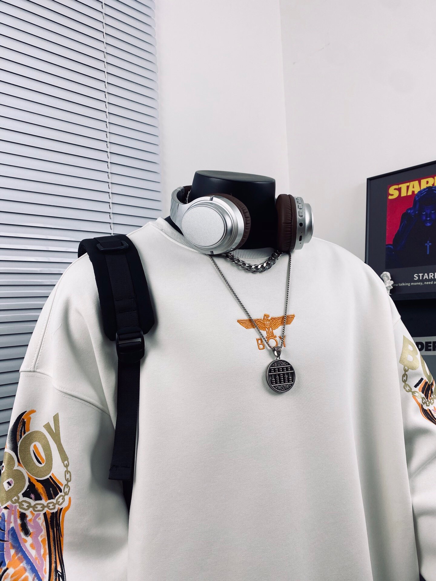 💰125
BOY LONDON25新款炫彩大翅膀宽松卫衣🌻
⚠️高品质 重工出品 快手 抖音 得物app热门📕 转发即卖📛一体落肩袖 工艺使用日本全进口炫彩3D雕刻而成，🌿🌿进口巴腾浆料、专柜随意对比！💫超A超立体 区别市场低版本上身柔软舒适透气 做工精致 完美走线💞老鹰神秘之眼组合 西方神秘感十足  奢华尽显 吸睛亮眼  男女情侣款 上身舒适 实物更加好看 仙女🧚🏻‍♀️猛男💪🏽必备款哦 简直不要太耀眼🌟
Color：图片色
Size  ：M L XL XXL         
         衣长        胸围       袖长
M       68          128         60
L        70          132          61
XL      72          136         62
XXL   74           140         63
（os版型 落肩袖设计 手工测量存在1~2cm误差）