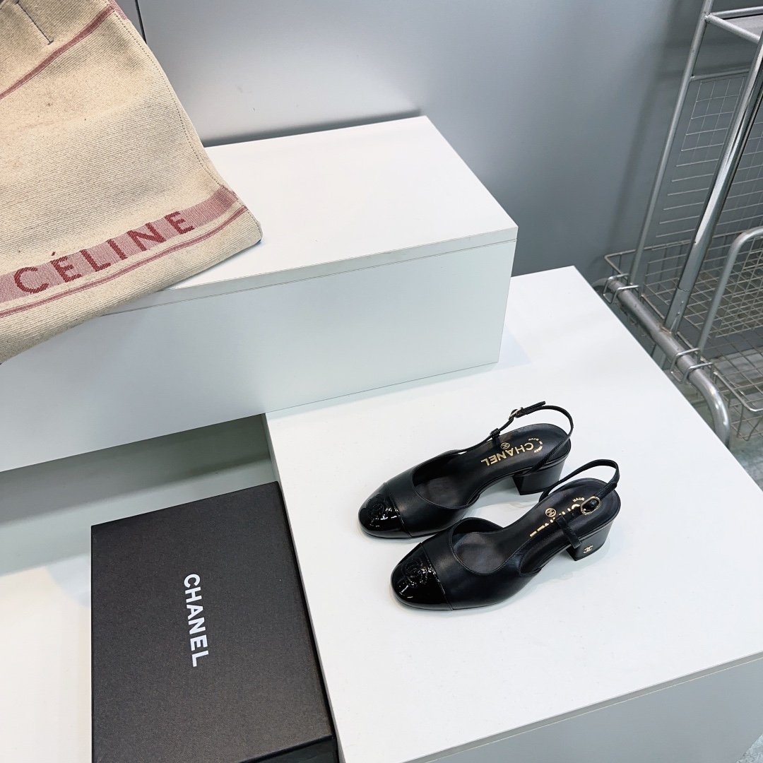 NO:649880,High quality!  Top quality chanel Xiaoxiang 26 spring and summer latest version double C embroidered LOGO ballet round toe back flat heel, thick heel sandals!  Flat/mid heel!  Original purchase and development!  The style, color and texture are the same as the original!  A classic! Fragrance fans must not miss it!  The two-color design is simple and exquisite, with a square toe and generous temperament, which visually lengthens the leg line. The color of the toe creates a sense of color difference. The back lace design is simple and elegant. It is a classic model that can be worn for hundreds of years. It is worth buying!! Imported mixed sheepskin for the upper, mixed sheepskin for the lining and feet. Original leather outsole imported from Italy. Heel height: 2cm/ 6.5cm. Size: 35-41 (40 41 customization is not returnable)  With original packaging, sandals, chanel, sandals, sheepskin, Leather soles19860909高品质！顶级品质chanel小香26春夏最新版面双C刺绣LOGO芭蕾舞圆头后空平跟、粗跟凉鞋！ 平底/中跟！原版购入开发！版型、颜色质感原版一致！ 经典之作!香粉们一定不能错过哦！双色设计简约精美,方头大方气质,从视觉上拉长腿部线条,鞋头颜色产生了色差感,后系带设计简洁优雅,一双能穿百年的经典款,值得一入!! 鞋面进口混种羊皮 内里垫脚混种羊皮 意大利进口原色真皮大底 跟高:2cm/ 6.5cm 码数:35-41（40 41定制不退换） 配原版包装,凉鞋,chanel,sandals,sheepskin,Leather soles,Women's Shoes