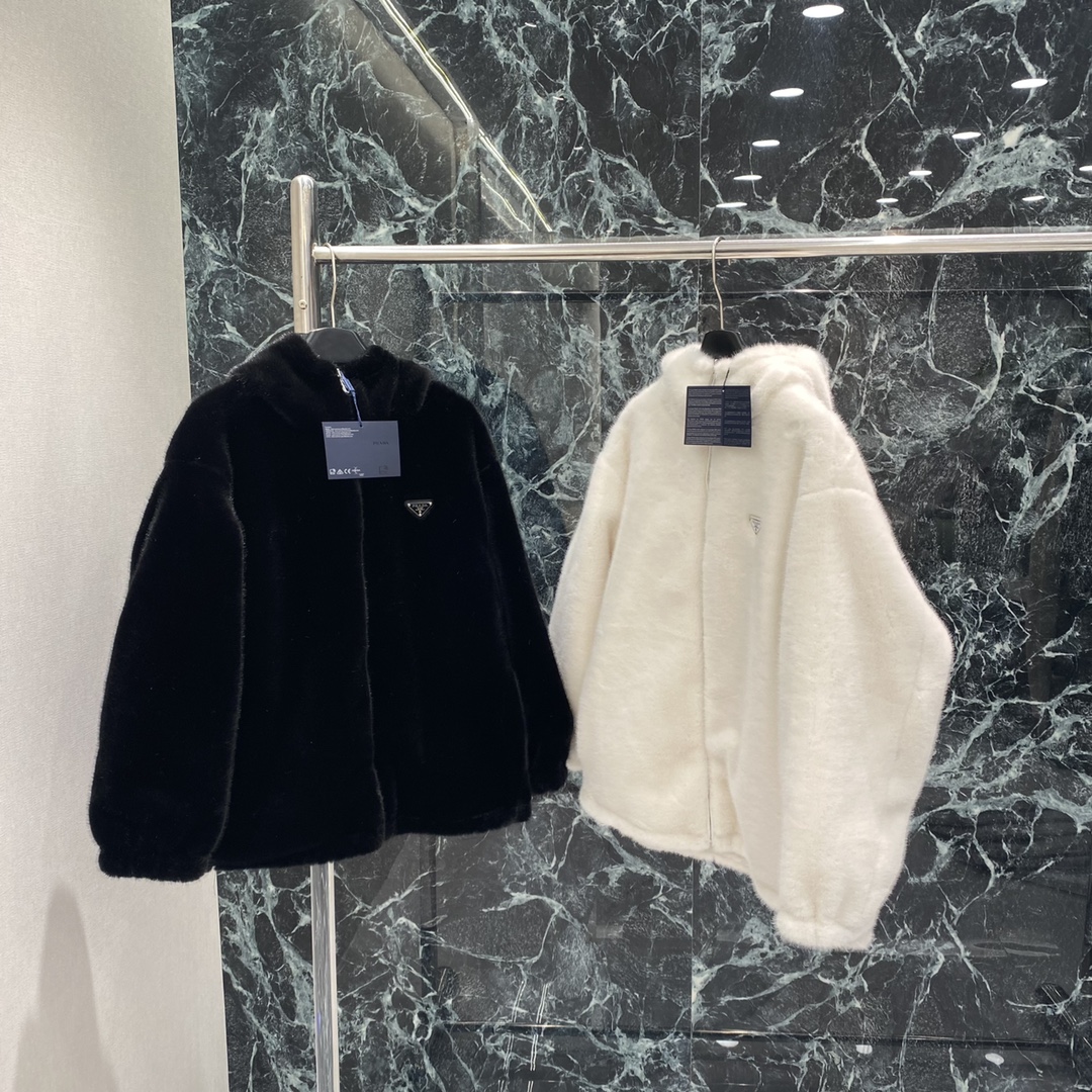 NO:702102,PD 25 new autumn and winter style double-sided fur jacket, it has a super winter atmosphere when worn. It is paired with a triangular enamel logo. It is low-key and recognizable. Hood + zipper design is warm and fashionable, and can be easily used for commuting and leisure! Reversible, you can switch styles at will, practical and versatile, it is a must-have item for your autumn and winter wardrobe. Two colors SML, Prada-clothing, prada, jackets & coats, hats,19860909PD 25秋冬新款 双面穿皮草外套 穿上超有冬日氛围感 搭配三角珐琅Logo 低调又有辨识度 连帽+拉链设计 保暖又时髦,通勤休闲都能轻松驾驭!双面穿法,随心切换风格,实用又百搭,是秋冬衣橱必备单品.两个色SML,普拉达-服装,prada,jackets & coats,hats,,Women's clothing