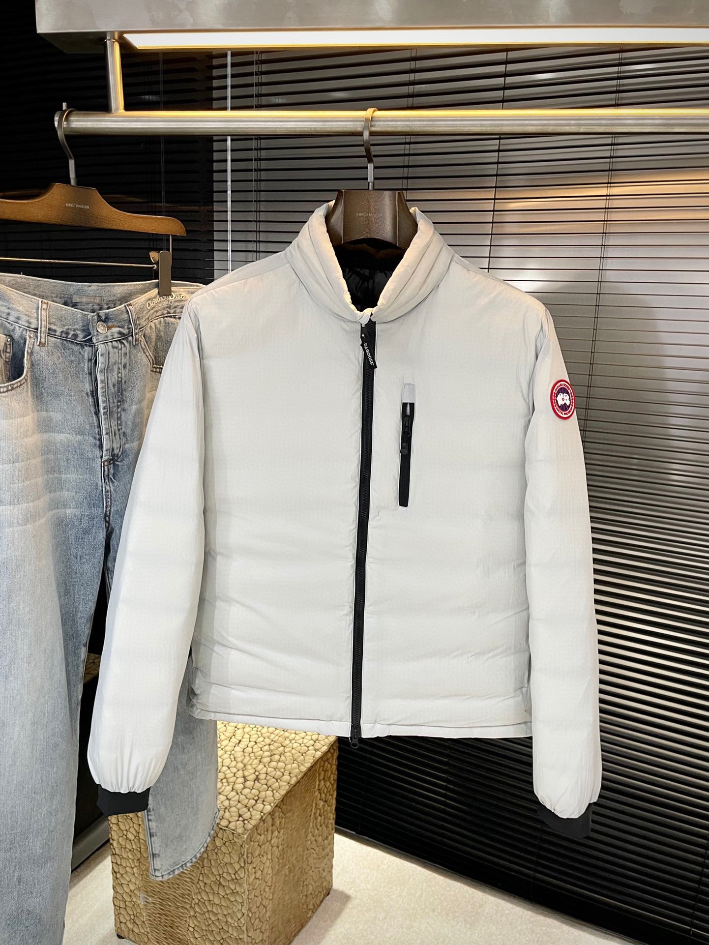 NO:650847,P Canada Goose 2025 winter clothing series creates a handsome man and highlights his masculine temperament. Simple and fashionable commuter down jacket. Top imported nylon material. The texture is very soft and comfortable against the skin. Delicate and smooth texture. Super good fit. The upper body is super stylish and handsome. The down jacket feels like it is wrapped in a top-notch down quilt. It is warm and comfortable. The version is a simple design with three-dimensional cutting. It simply adds points to the whole dress. The whole piece is warm and fluffy.  National standard 90 white duck down filling has good resilience and can rebound immediately after compression. It is very light, delicate and soft. The better the down, the lighter it is, but the fluffy and fluffy ones are fluffy and light. The upper body is warm and stylish without feeling heavy. It is very wearable and does not look bloated. It can well prevent cold wind invasion!  The first choice for high quality. Compare the details and fabrics. You will know what grade of goods we sell!  Size S to XXL,,down jacket,alexander wang19860909P  Canada Goose（加拿大鹅）2025冬装系列 打造帅气型男 彰显男士气质 简约时尚通勤羽绒服 顶级进口锦纶材料面料 质感很轻柔 贴肤都舒适 细腻顺滑质感 超级好版型 上身超级有型的帅气 羽绒服就感觉包裹了一层顶级的羽绒被 温暖而舒适 版型是立体裁剪的设计简约款 简直给整件衣服加分,整件保暖蓬松度高 国标90白鸭绒填充 回弹力好 压缩后能马上立马回弹起来 非常轻盈 细腻柔软 越好的绒是越轻 但是体积蓬松越大的 蓬松轻盈 上身保暖有型 又不会有负重感 实穿性非常强 不显臃肿 可以很好的防止寒风侵袭！高品质首选 大家到时比一比细节 面料 做你就知道我们卖的是什么级别的货色了！尺码 S一XXL,,down jacket,alexander wang,Men's clothing