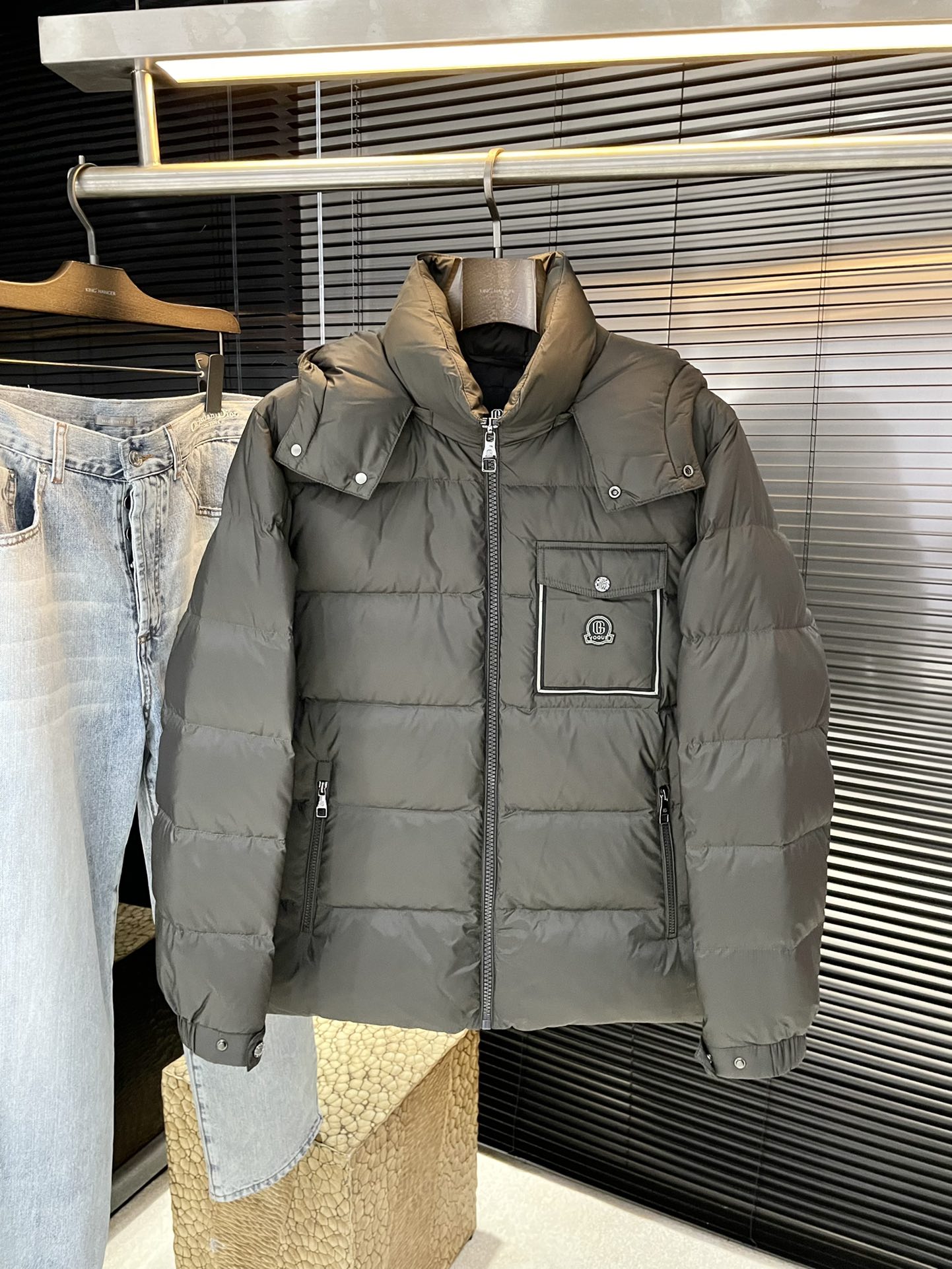 NO:650855,P Gucc (Gujia) 2025 winter clothing series to create a handsome man and highlight his masculine temperament. Simple and fashionable commuter down jacket. Top-grade imported nylon fabric. The texture is very soft and comfortable against the skin. Delicate and smooth texture. Super good fit. The upper body is super stylish and handsome. The down jacket feels like it is wrapped with a top-notch down quilt. It is warm and comfortable. The version is a three-dimensional cut with a simple design. It simply adds points to the whole dress. The whole piece is warm and fluffy.  National standard 85 white duck down filling has good resilience and can rebound immediately after compression. It is very light, delicate and soft. The better the down, the lighter it is, but the fluffy and fluffy ones are fluffy and light. The upper body is warm and stylish without feeling heavy. It is very wearable and does not look bloated. It can well prevent cold wind invasion!  The first choice for high quality. Compare the details and fabrics. You will know what grade of goods we sell!  Sizes M to 3XL next day shipping,,gucci,gucci,down jacket,alexander wang19860909P  Gucc（古家）2025冬装系列 打造帅气型男 彰显男士气质 简约时尚通勤羽绒服 顶级进口锦纶面料 质感很轻柔 贴肤都舒适 细腻顺滑质感 超级好版型 上身超级有型的帅气 羽绒服就感觉包裹了一层顶级的羽绒被 温暖而舒适 版型是立体裁剪的设计简约款 简直给整件衣服加分,整件保暖蓬松度高 国标85白鸭绒填充 回弹力好 压缩后能马上立马回弹起来 非常轻盈 细腻柔软 越好的绒是越轻 但是体积蓬松越大的 蓬松轻盈 上身保暖有型 又不会有负重感 实穿性非常强 不显臃肿 可以很好的防止寒风侵袭！高品质首选 大家到时比一比细节 面料 做你就知道我们卖的是什么级别的货色了！尺码 M一3XL 隔天出货,,gucci,gucci,down jacket,alexander wang,Men's clothing