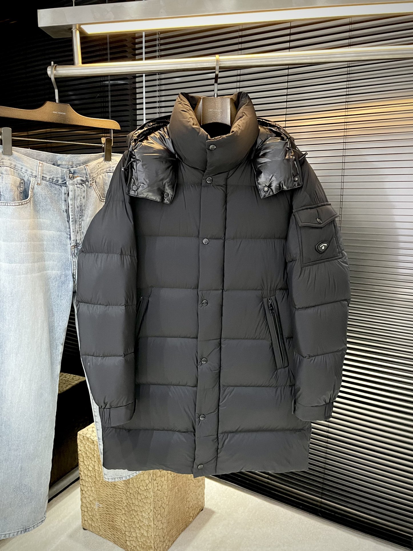 NO:650863,P Gucc (Gujia) 2025 winter clothing series to create a handsome man and highlight his masculine temperament. Simple and fashionable commuter down jacket. Top-grade imported nylon fabric. The texture is very soft and comfortable against the skin. Delicate and smooth texture. Super good fit. The upper body is super stylish and handsome. The down jacket feels like it is wrapped with a top-notch down quilt. It is warm and comfortable. The version is a three-dimensional cut with a simple design. It simply adds points to the whole dress. The whole piece is warm and fluffy.  National standard 85 white duck down filling has good resilience and can rebound immediately after compression. It is very light, delicate and soft. The better the down, the lighter it is, but the fluffy and fluffy ones are fluffy and light. The upper body is warm and stylish without feeling heavy. It is very wearable and does not look bloated. It can well prevent cold wind invasion!  The first choice for high quality. Compare the details and fabrics. You will know what grade of goods we sell!  Sizes 48-60 next day shipping,,gucci,gucci,down jacket,alexander wang19860909P  Gucc（古家）2025冬装系列 打造帅气型男 彰显男士气质 简约时尚通勤羽绒服 顶级进口锦纶面料 质感很轻柔 贴肤都舒适 细腻顺滑质感 超级好版型 上身超级有型的帅气 羽绒服就感觉包裹了一层顶级的羽绒被 温暖而舒适 版型是立体裁剪的设计简约款 简直给整件衣服加分,整件保暖蓬松度高 国标85白鸭绒填充 回弹力好 压缩后能马上立马回弹起来 非常轻盈 细腻柔软 越好的绒是越轻 但是体积蓬松越大的 蓬松轻盈 上身保暖有型 又不会有负重感 实穿性非常强 不显臃肿 可以很好的防止寒风侵袭！高品质首选 大家到时比一比细节 面料 做你就知道我们卖的是什么级别的货色了！尺码 48-60 隔天出货,,gucci,gucci,down jacket,alexander wang,Men's clothing