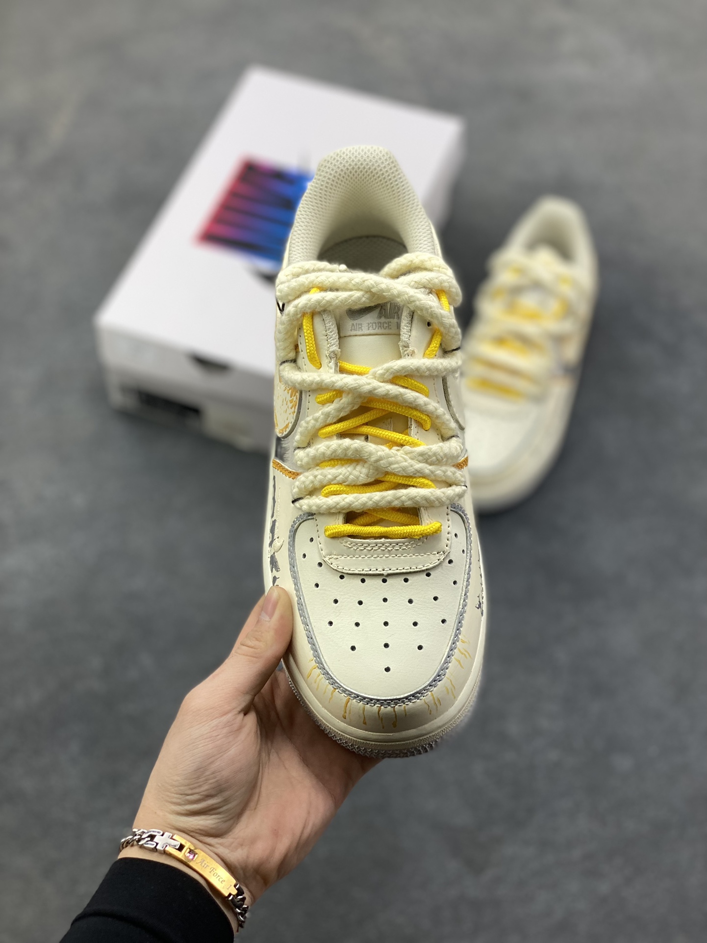 图片[2]-手绘涂鸦“涂鸦白皮书”Nike Air Force 1 “Graffiti White Paper”空军一号定制板鞋 这双「涂鸦白皮书」便成了街头艺术的行走载体。鞋身以泼墨肌理打底，交织着手写体标识、做旧线条与撞色细节 —— 荧光绿鞋带跳脱出冷调灰黑，做旧包边复刻了街头创作的随性质感，连 LOGO 都覆上了涂鸦式的笔触纹理 货号：DB3301-101 尺码： 39 40 40.5 41 42 42.5 43 44 44.5 45-选品中心