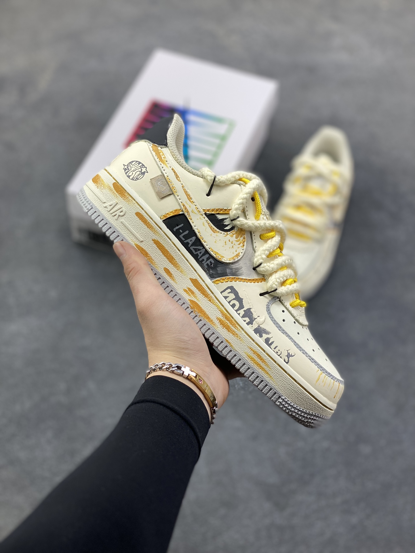 手绘涂鸦“涂鸦白皮书”Nike Air Force 1 “Graffiti White Paper”空军一号定制板鞋 这双「涂鸦白皮书」便成了街头艺术的行走载体。鞋身以泼墨肌理打底，交织着手写体标识、做旧线条与撞色细节 —— 荧光绿鞋带跳脱出冷调灰黑，做旧包边复刻了街头创作的随性质感，连 LOGO 都覆上了涂鸦式的笔触纹理 货号：DB3301-101 尺码： 39 40 40.5 41 42 42.5 43 44 44.5 45-选品中心