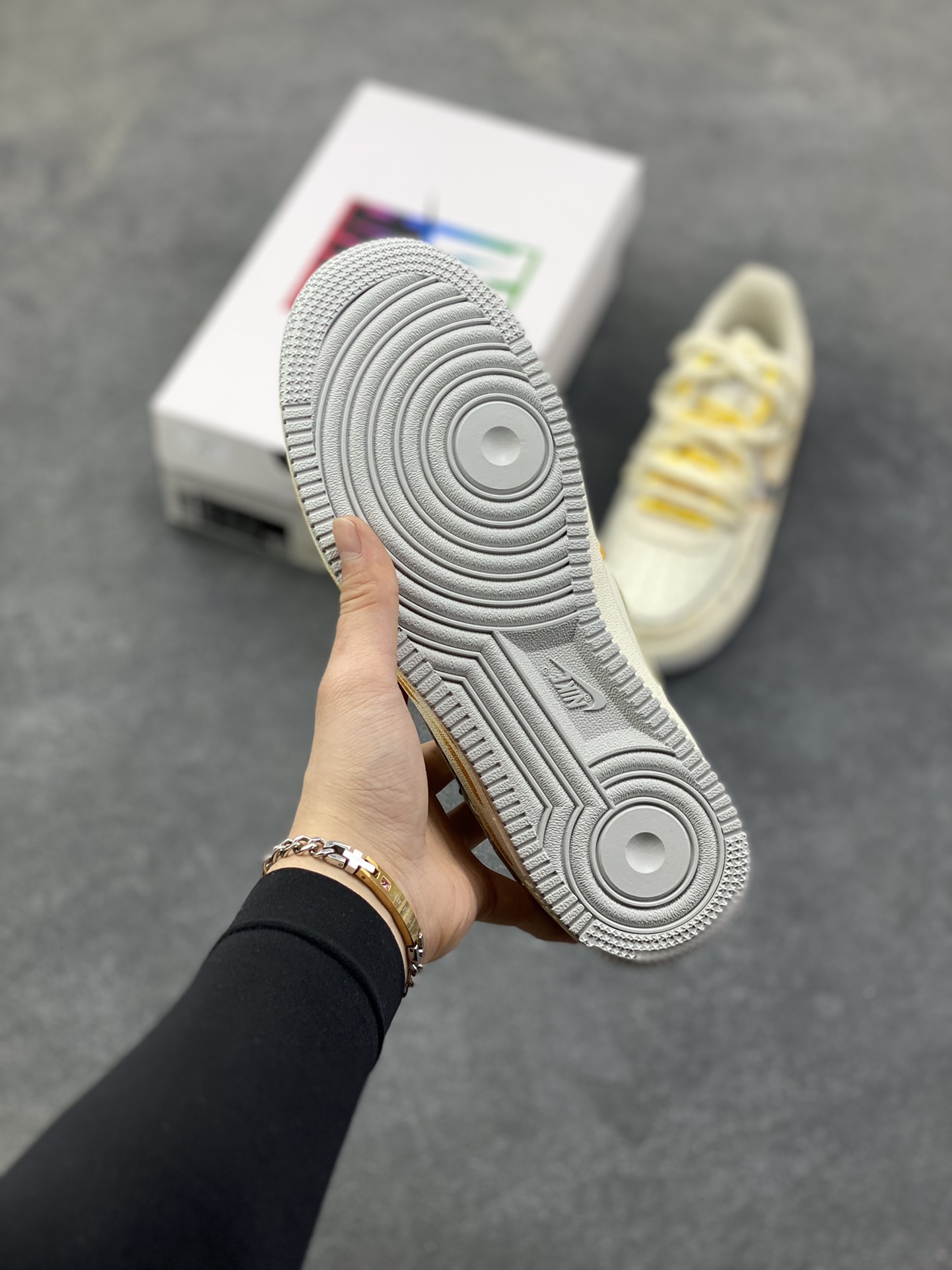 图片[5]-手绘涂鸦“涂鸦白皮书”Nike Air Force 1 “Graffiti White Paper”空军一号定制板鞋 这双「涂鸦白皮书」便成了街头艺术的行走载体。鞋身以泼墨肌理打底，交织着手写体标识、做旧线条与撞色细节 —— 荧光绿鞋带跳脱出冷调灰黑，做旧包边复刻了街头创作的随性质感，连 LOGO 都覆上了涂鸦式的笔触纹理 货号：DB3301-101 尺码： 39 40 40.5 41 42 42.5 43 44 44.5 45-选品中心