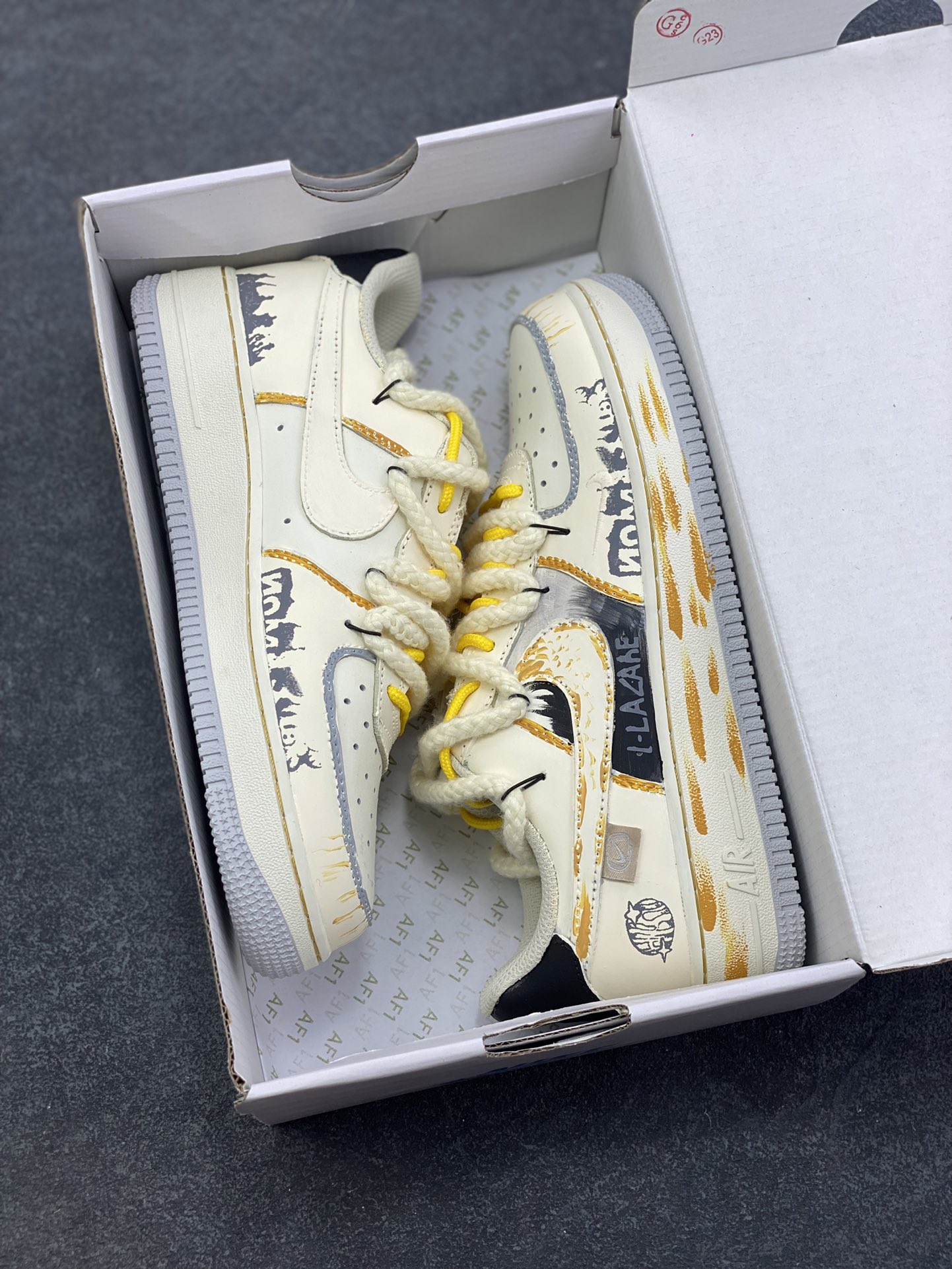 图片[9]-手绘涂鸦“涂鸦白皮书”Nike Air Force 1 “Graffiti White Paper”空军一号定制板鞋 这双「涂鸦白皮书」便成了街头艺术的行走载体。鞋身以泼墨肌理打底，交织着手写体标识、做旧线条与撞色细节 —— 荧光绿鞋带跳脱出冷调灰黑，做旧包边复刻了街头创作的随性质感，连 LOGO 都覆上了涂鸦式的笔触纹理 货号：DB3301-101 尺码： 39 40 40.5 41 42 42.5 43 44 44.5 45-选品中心