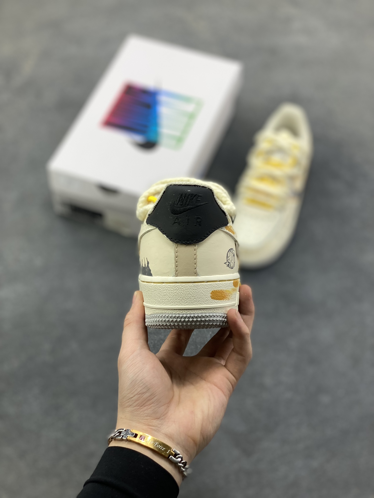 图片[4]-手绘涂鸦“涂鸦白皮书”Nike Air Force 1 “Graffiti White Paper”空军一号定制板鞋 这双「涂鸦白皮书」便成了街头艺术的行走载体。鞋身以泼墨肌理打底，交织着手写体标识、做旧线条与撞色细节 —— 荧光绿鞋带跳脱出冷调灰黑，做旧包边复刻了街头创作的随性质感，连 LOGO 都覆上了涂鸦式的笔触纹理 货号：DB3301-101 尺码： 39 40 40.5 41 42 42.5 43 44 44.5 45-选品中心