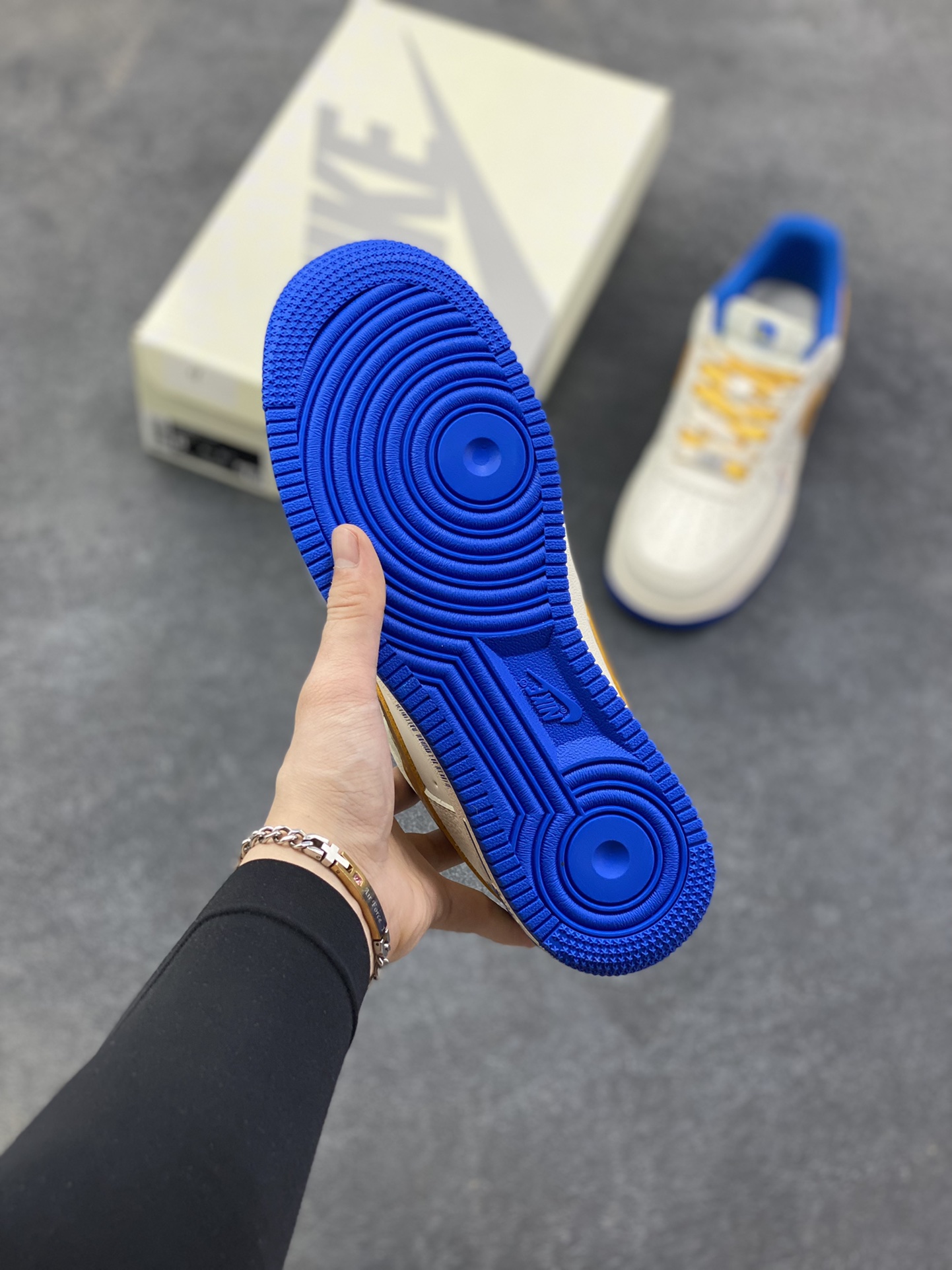 图片[5]-Nike Air Force 1 ‘07 Low “NBA联名——勇士米金勾”空军一号 低帮 运动鞋 休闲鞋 折边针车 工艺难度大 原楦头原纸板 原装鞋盒 定制五金配件 内置全掌气垫 原厂鞋底 货号：QW5606-270 尺码：36 36.5 37.5 38 38.5 39 40 40.5 41 42 42.5 43 44 44.5 45-选品中心