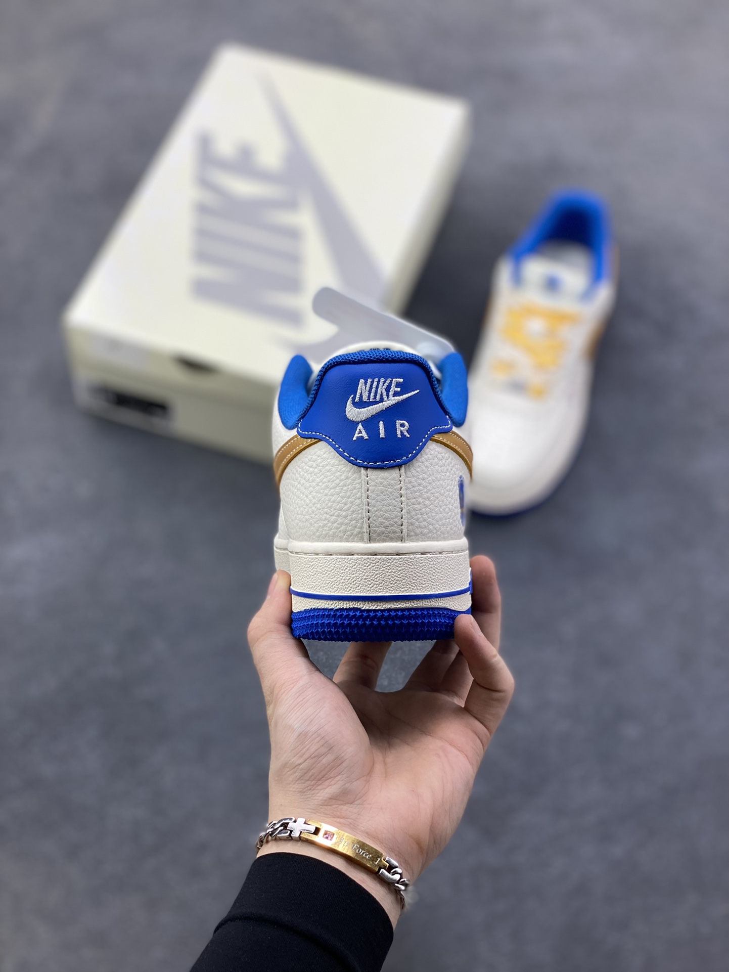 图片[4]-Nike Air Force 1 ‘07 Low “NBA联名——勇士米金勾”空军一号 低帮 运动鞋 休闲鞋 折边针车 工艺难度大 原楦头原纸板 原装鞋盒 定制五金配件 内置全掌气垫 原厂鞋底 货号：QW5606-270 尺码：36 36.5 37.5 38 38.5 39 40 40.5 41 42 42.5 43 44 44.5 45-选品中心