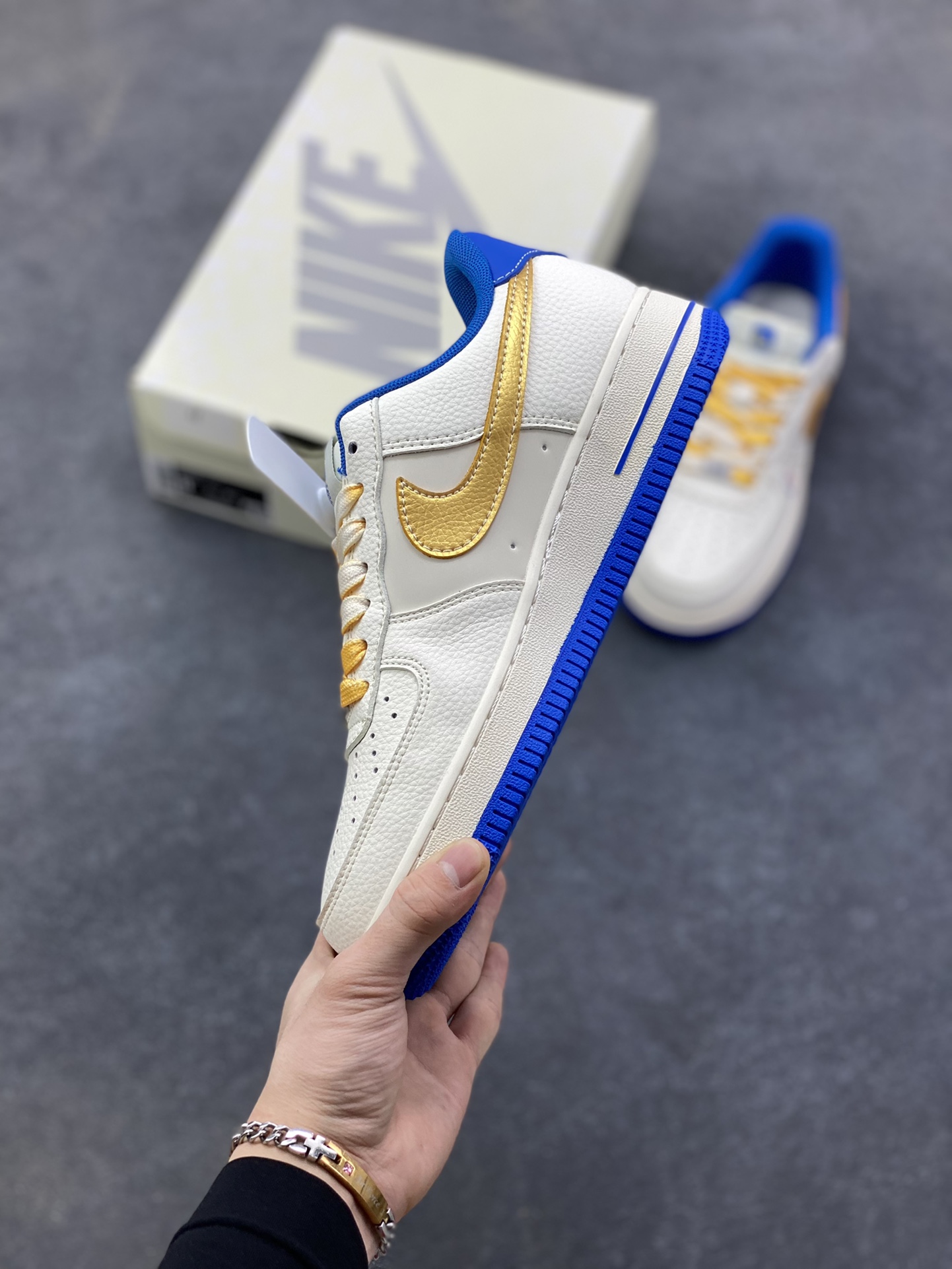 图片[3]-Nike Air Force 1 ‘07 Low “NBA联名——勇士米金勾”空军一号 低帮 运动鞋 休闲鞋 折边针车 工艺难度大 原楦头原纸板 原装鞋盒 定制五金配件 内置全掌气垫 原厂鞋底 货号：QW5606-270 尺码：36 36.5 37.5 38 38.5 39 40 40.5 41 42 42.5 43 44 44.5 45-选品中心