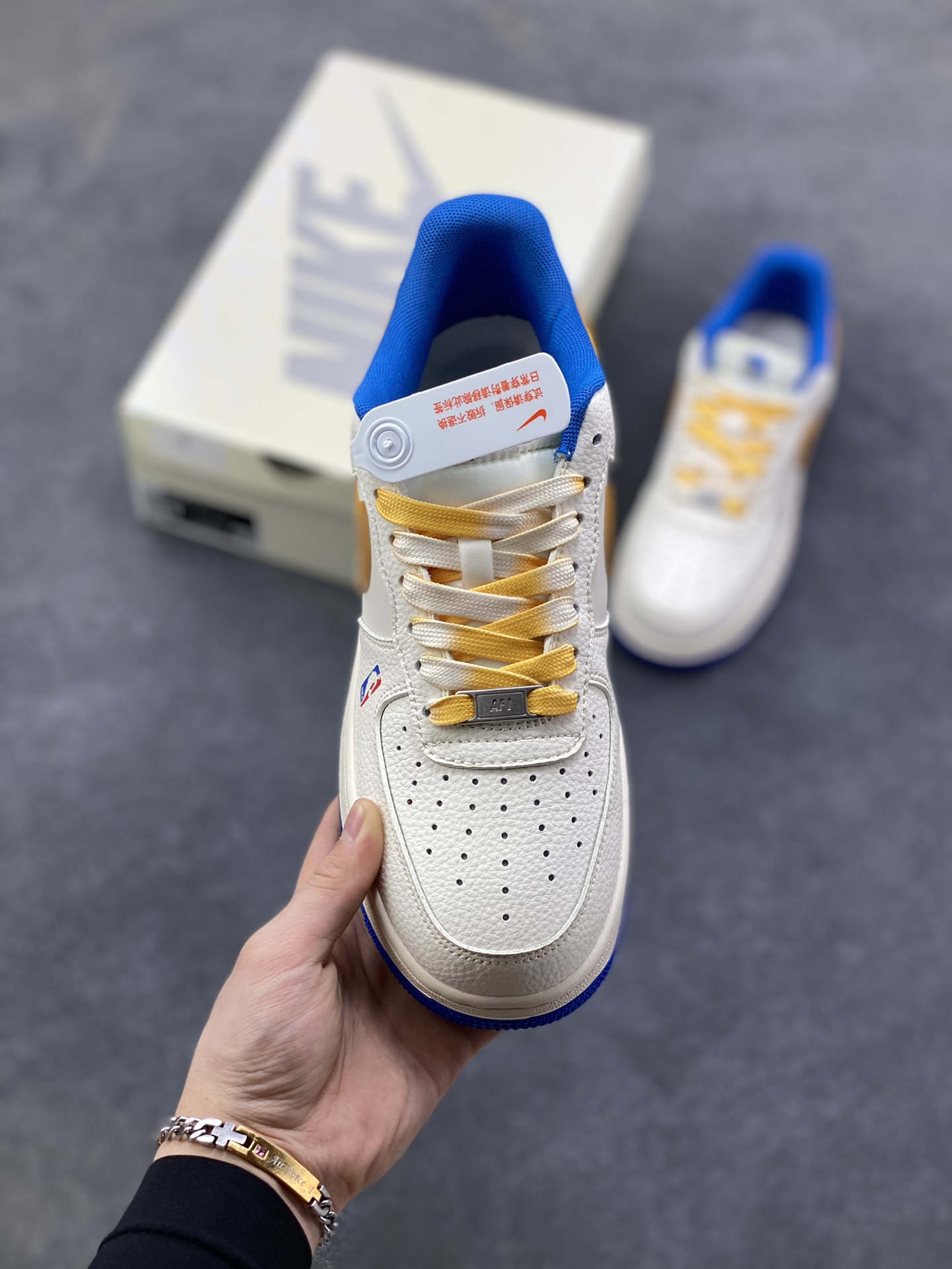 图片[2]-Nike Air Force 1 ‘07 Low “NBA联名——勇士米金勾”空军一号 低帮 运动鞋 休闲鞋 折边针车 工艺难度大 原楦头原纸板 原装鞋盒 定制五金配件 内置全掌气垫 原厂鞋底 货号：QW5606-270 尺码：36 36.5 37.5 38 38.5 39 40 40.5 41 42 42.5 43 44 44.5 45-选品中心
