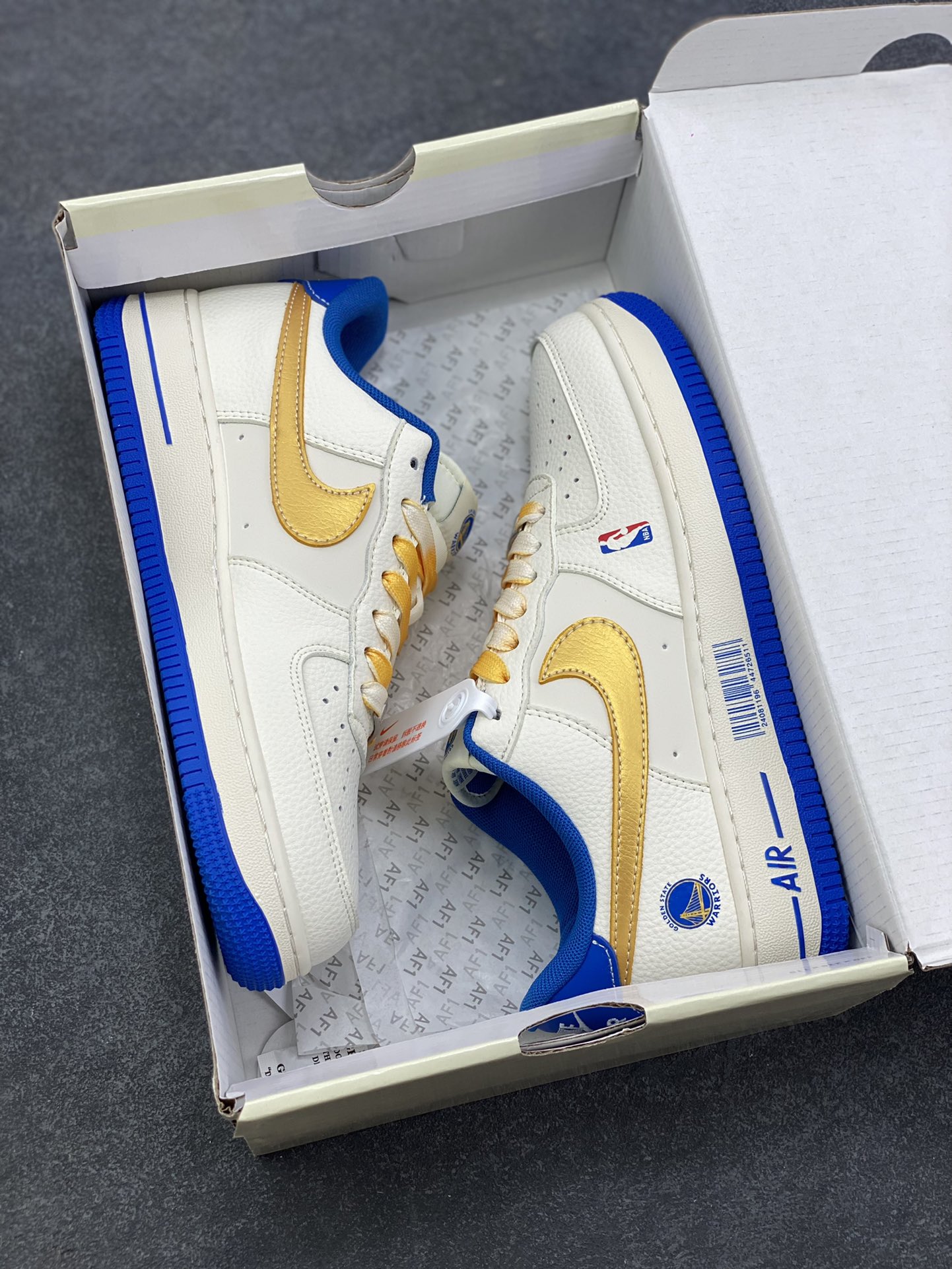 图片[9]-Nike Air Force 1 ‘07 Low “NBA联名——勇士米金勾”空军一号 低帮 运动鞋 休闲鞋 折边针车 工艺难度大 原楦头原纸板 原装鞋盒 定制五金配件 内置全掌气垫 原厂鞋底 货号：QW5606-270 尺码：36 36.5 37.5 38 38.5 39 40 40.5 41 42 42.5 43 44 44.5 45-选品中心