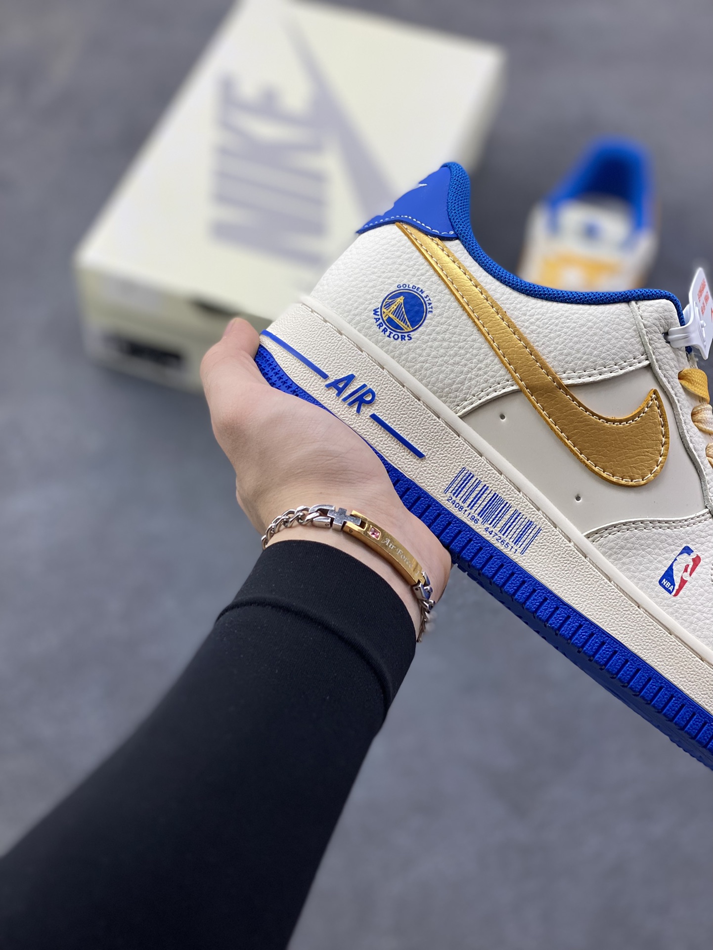 图片[6]-Nike Air Force 1 ‘07 Low “NBA联名——勇士米金勾”空军一号 低帮 运动鞋 休闲鞋 折边针车 工艺难度大 原楦头原纸板 原装鞋盒 定制五金配件 内置全掌气垫 原厂鞋底 货号：QW5606-270 尺码：36 36.5 37.5 38 38.5 39 40 40.5 41 42 42.5 43 44 44.5 45-选品中心