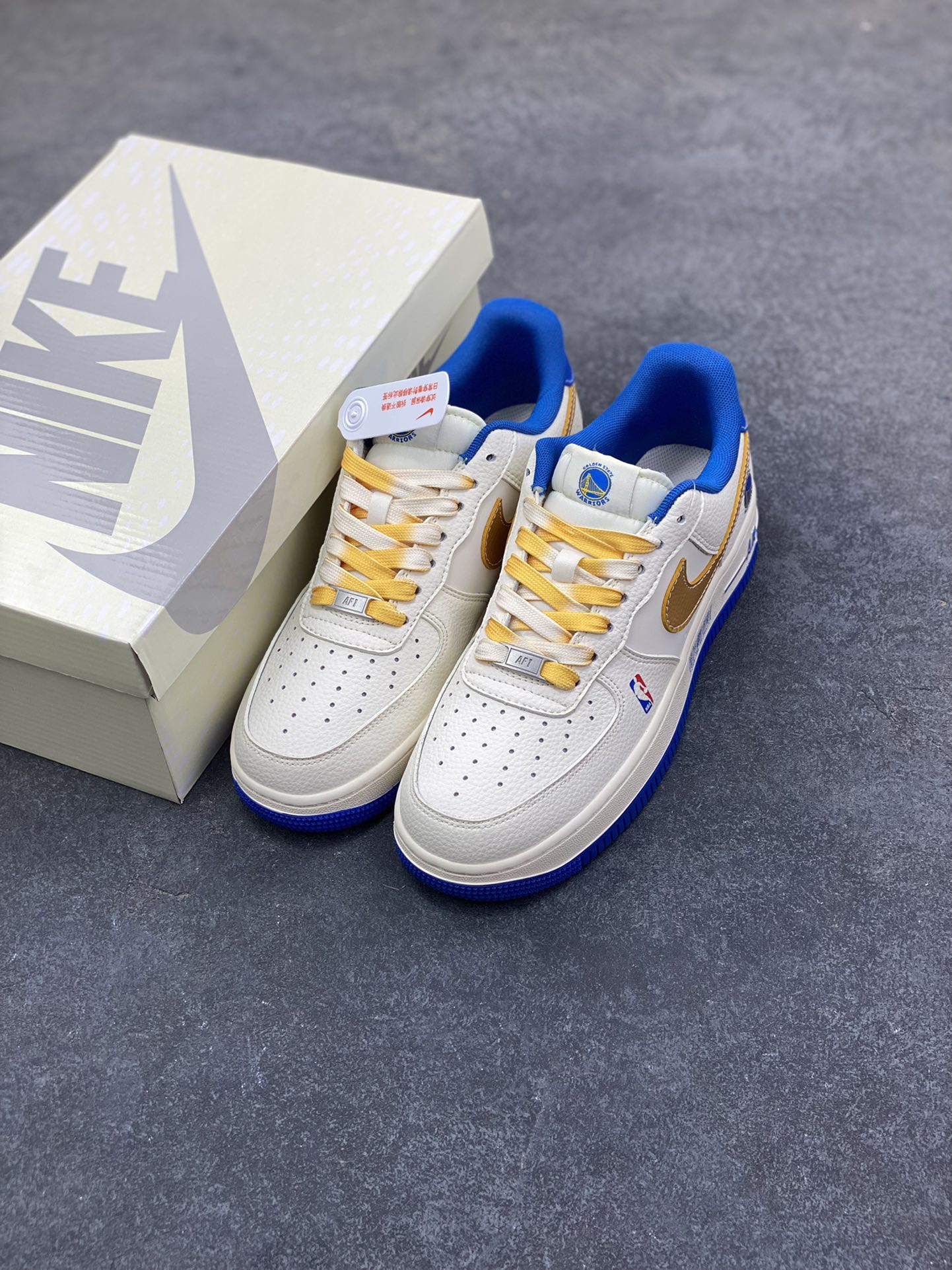 图片[8]-Nike Air Force 1 ‘07 Low “NBA联名——勇士米金勾”空军一号 低帮 运动鞋 休闲鞋 折边针车 工艺难度大 原楦头原纸板 原装鞋盒 定制五金配件 内置全掌气垫 原厂鞋底 货号：QW5606-270 尺码：36 36.5 37.5 38 38.5 39 40 40.5 41 42 42.5 43 44 44.5 45-选品中心